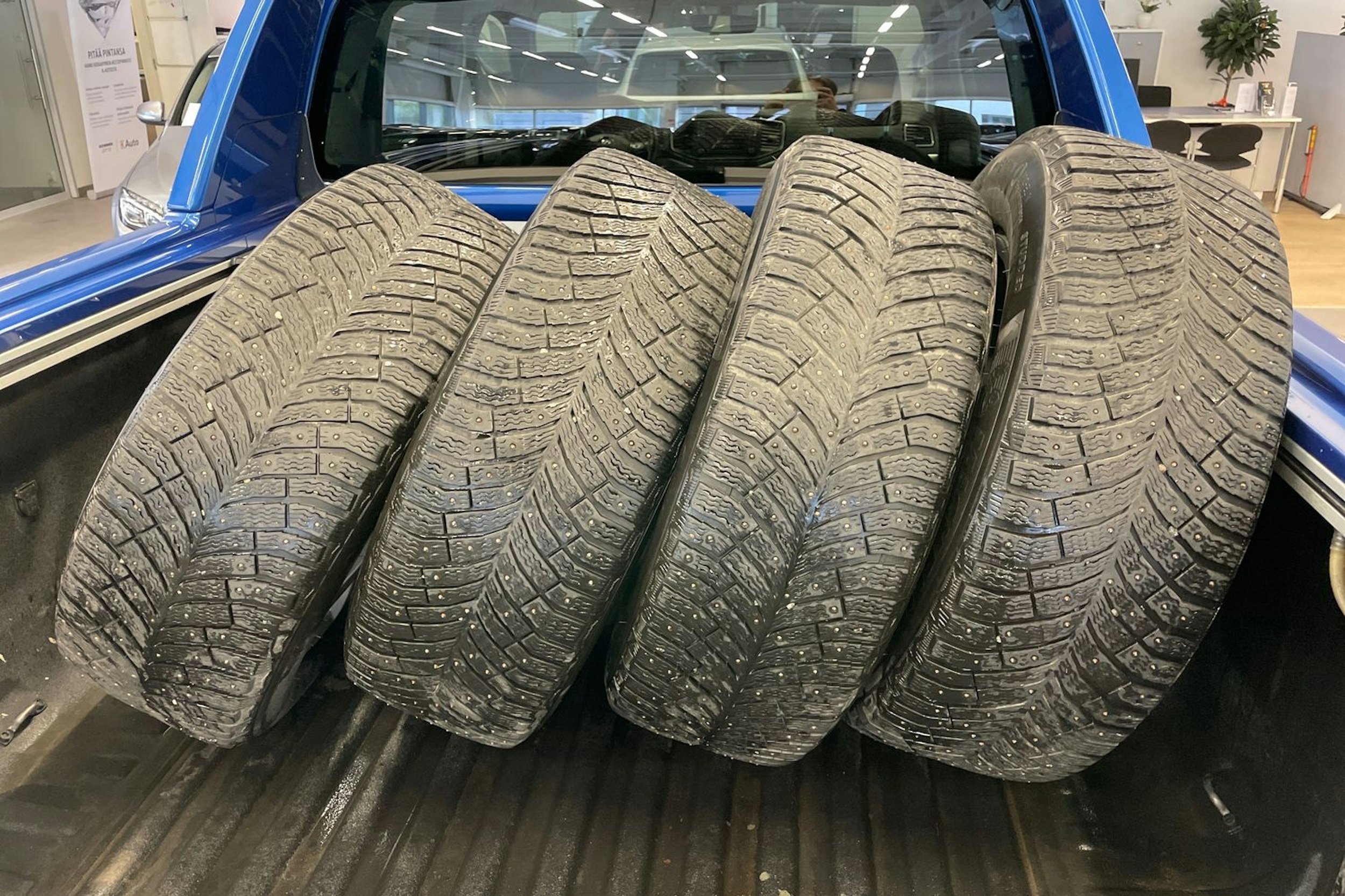 Sininen Volkswagen Amarok 2018 kuva 13.
