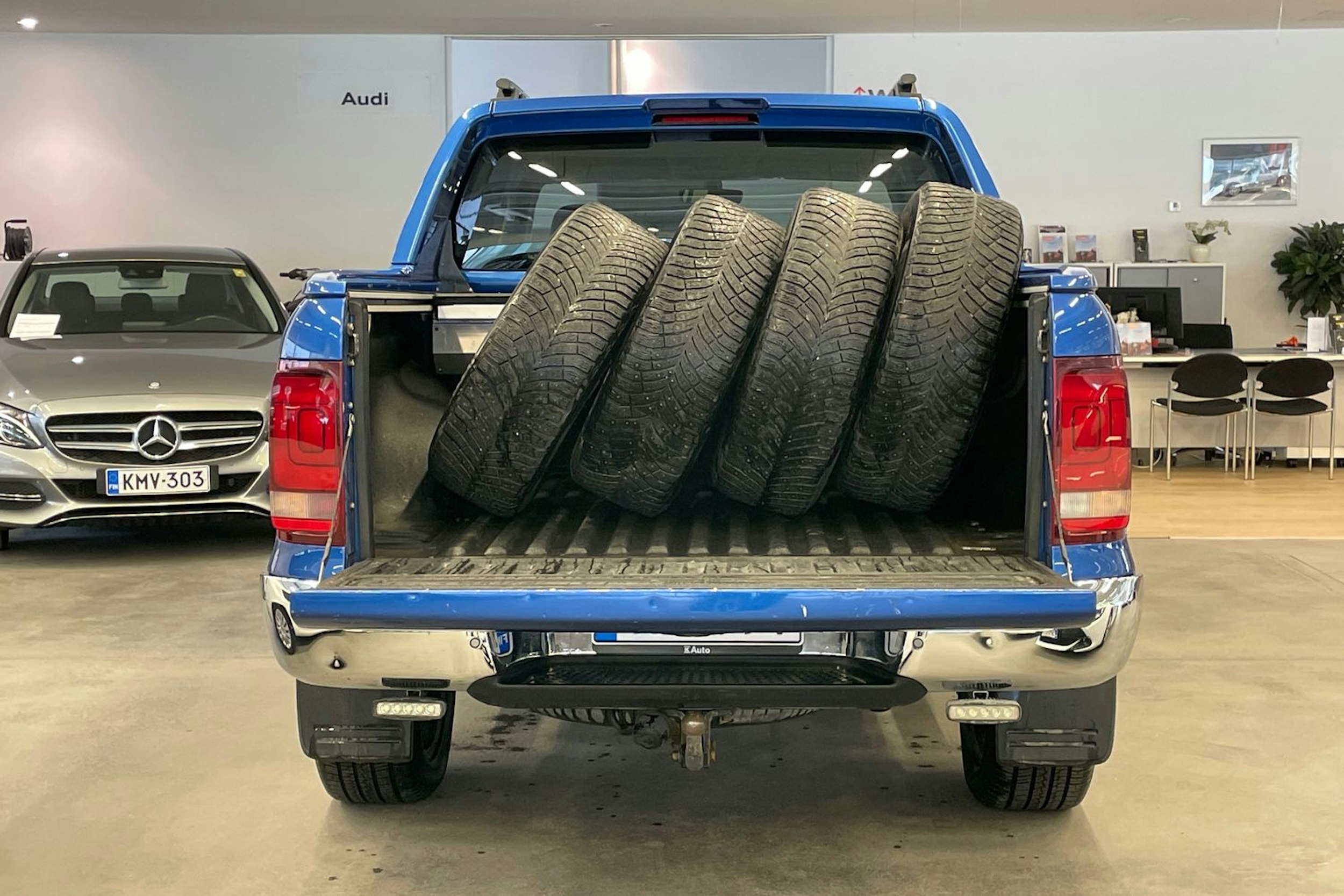 Sininen Volkswagen Amarok 2018 kuva 14.