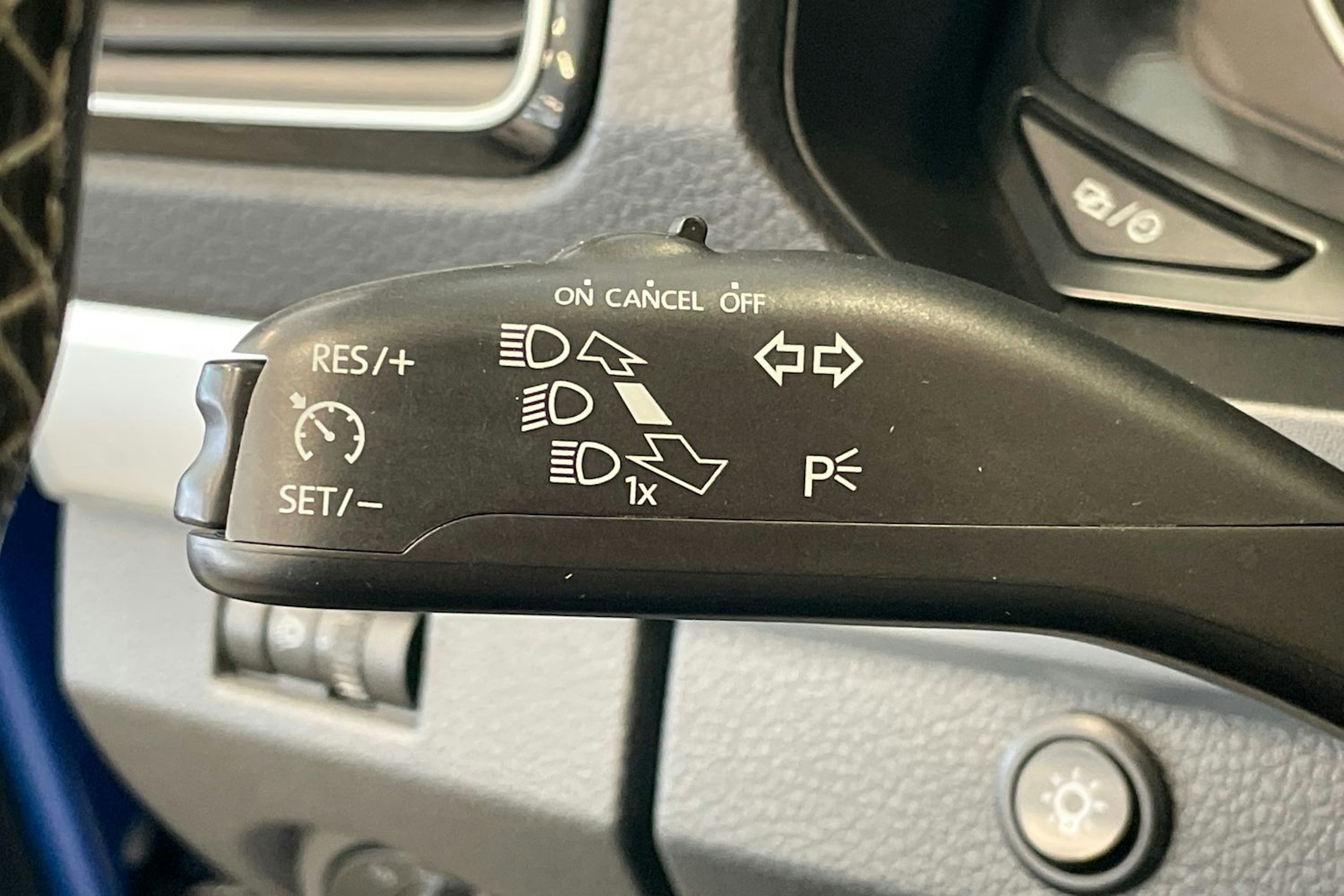 Sininen Volkswagen Amarok 2018 kuva 16.
