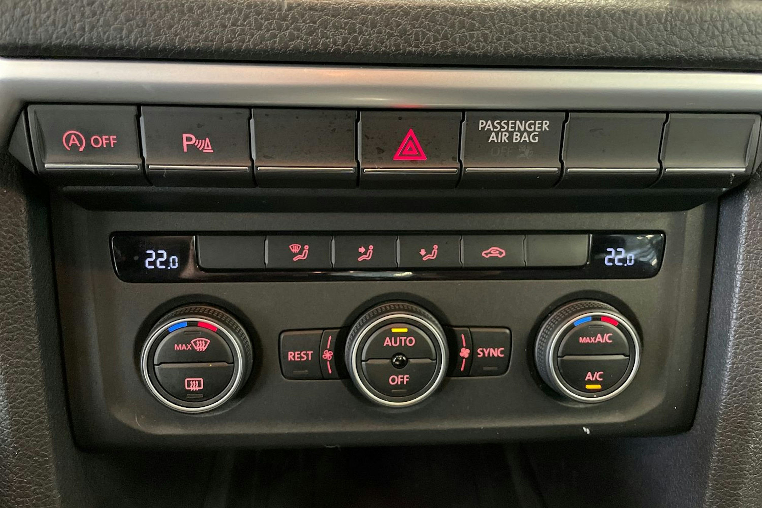 Sininen Volkswagen Amarok 2018 kuva 18.