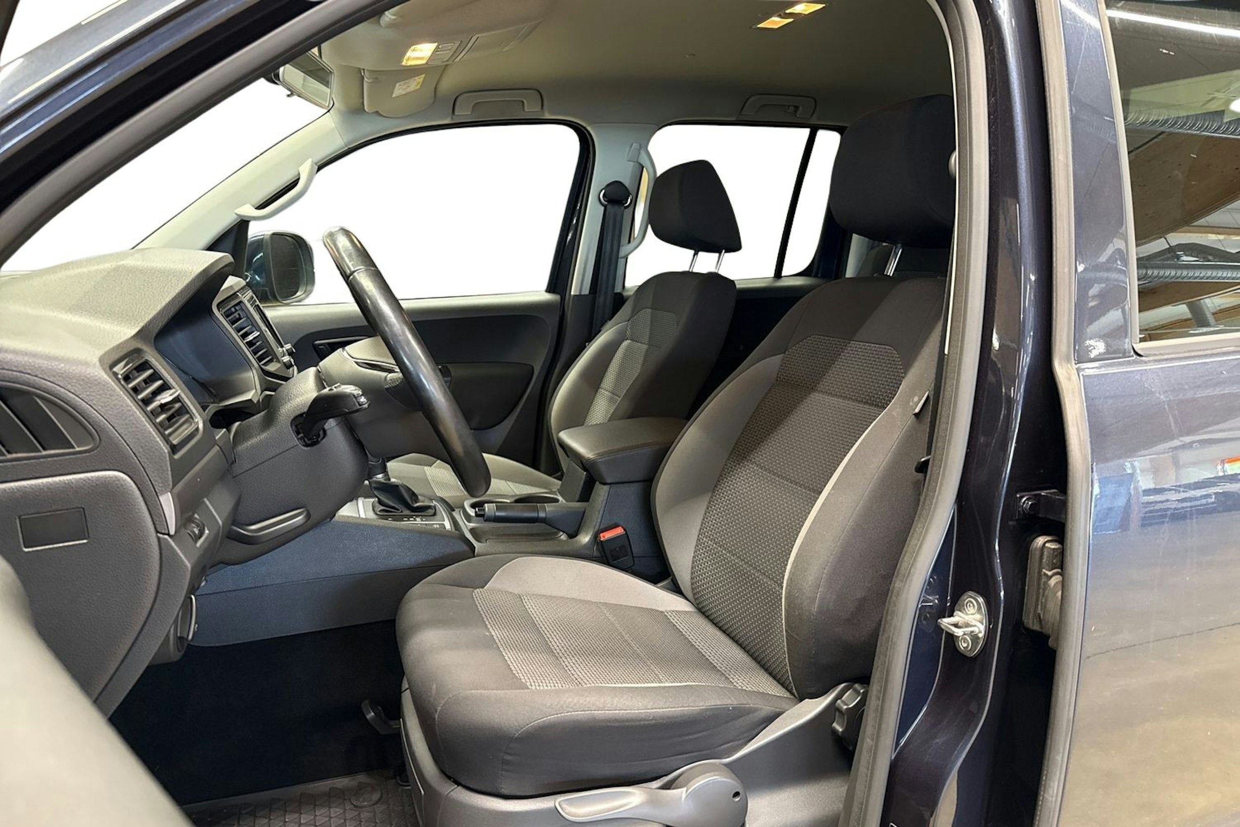 sininen Volkswagen Amarok 2018 kuva 7.