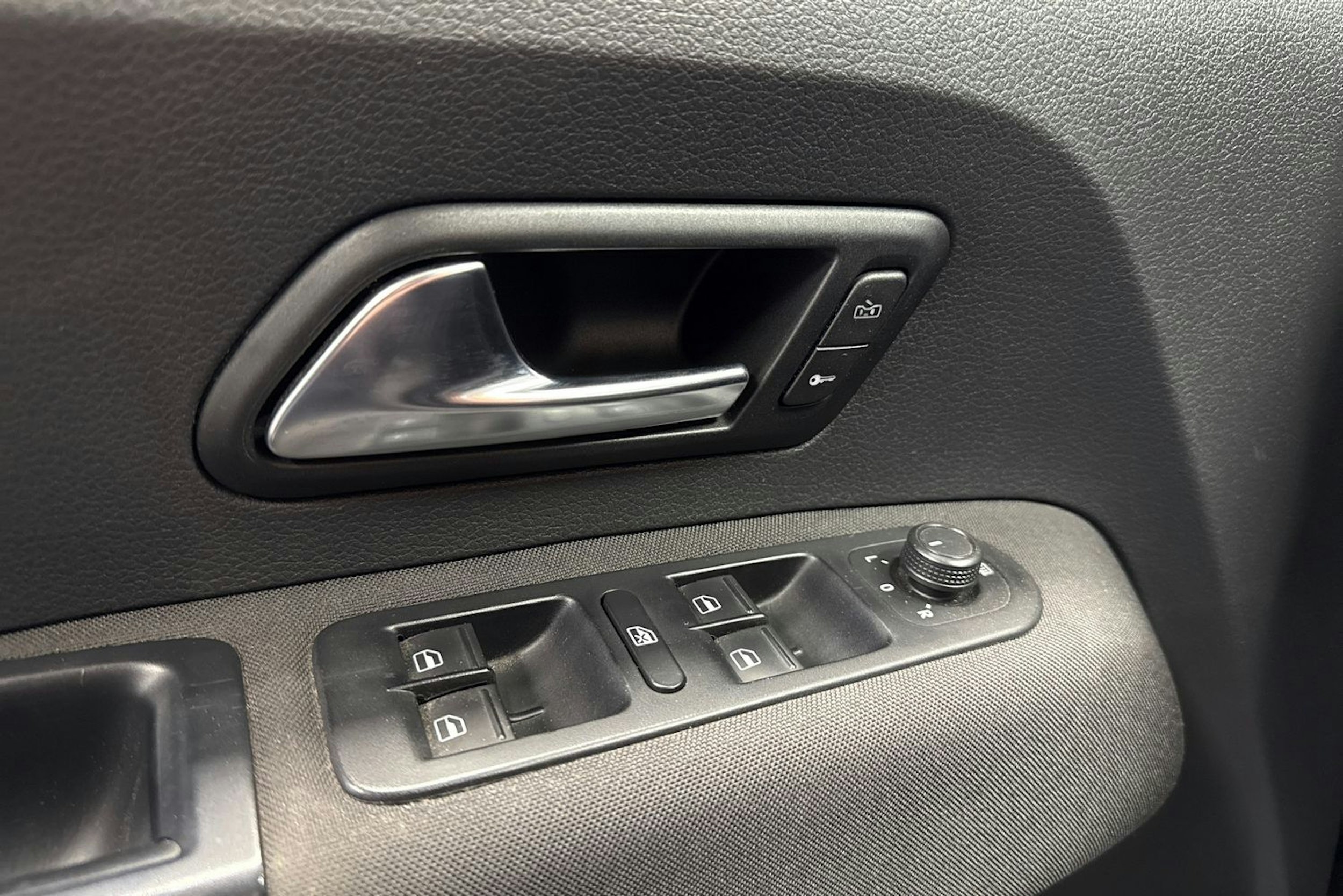 sininen Volkswagen Amarok 2018 kuva 13.