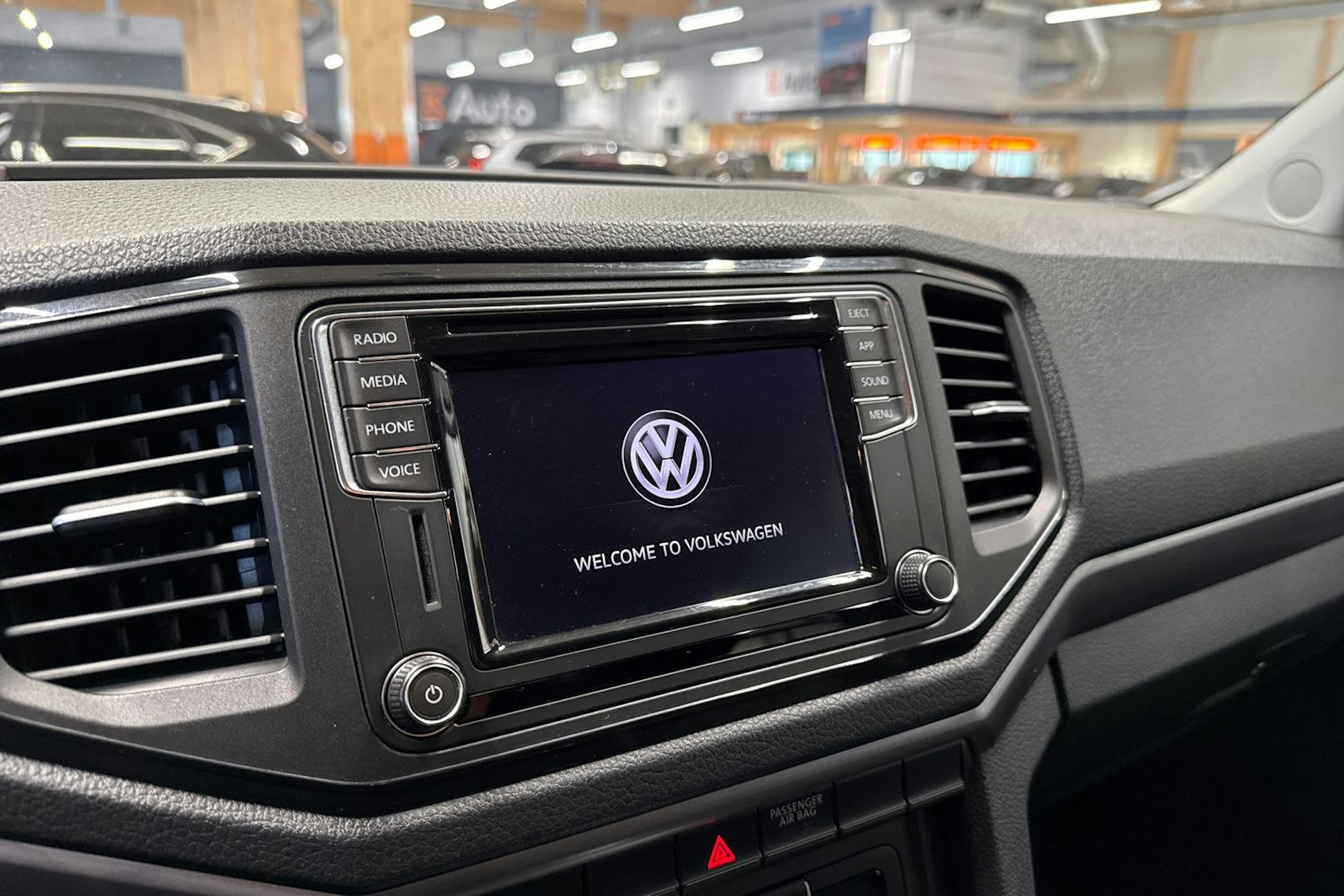 sininen Volkswagen Amarok 2018 kuva 18.