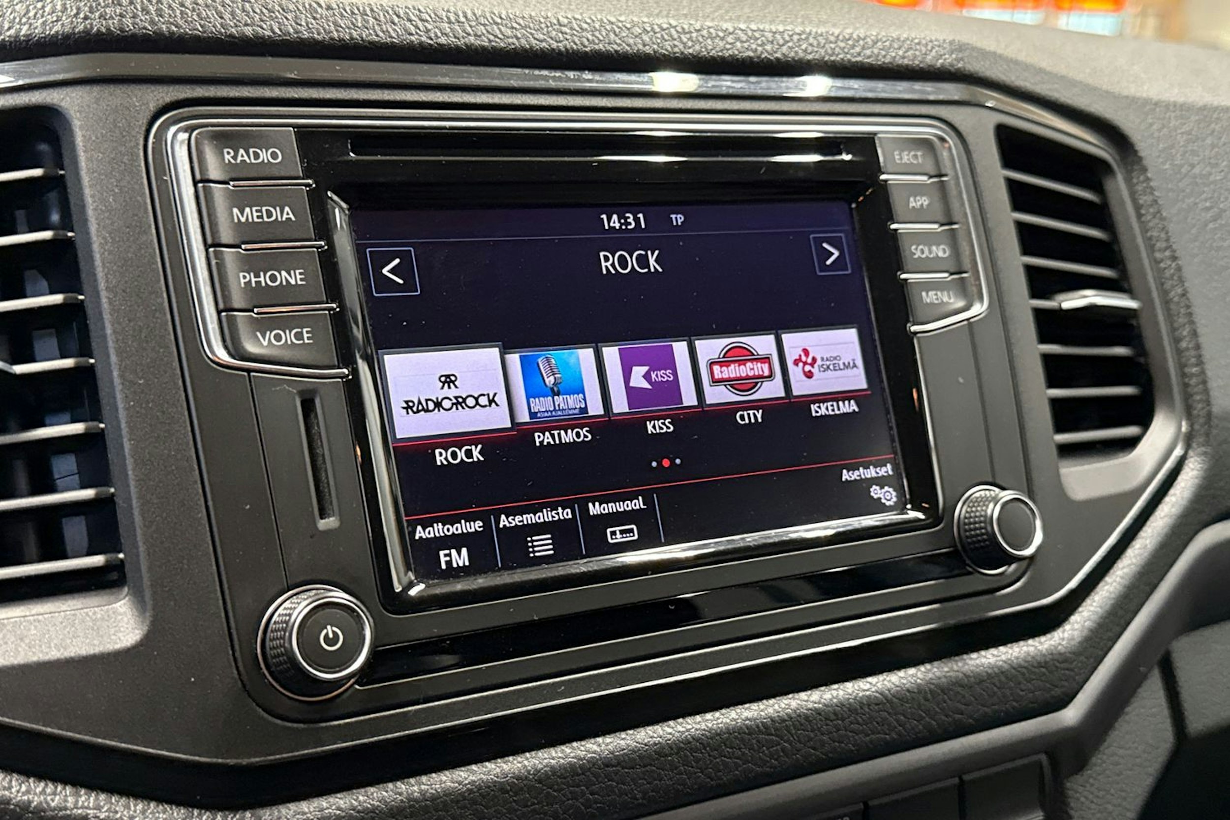 sininen Volkswagen Amarok 2018 kuva 19.