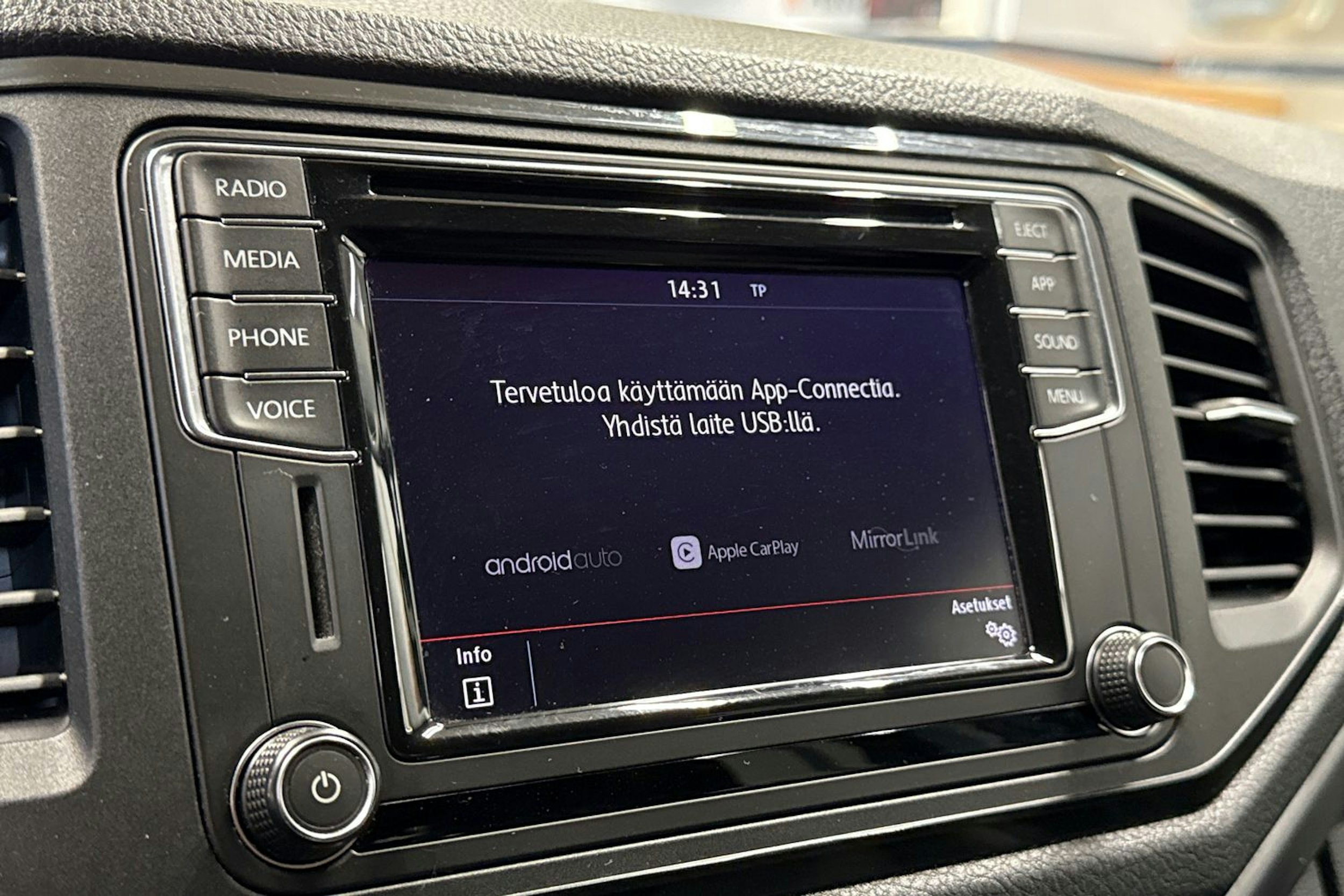 sininen Volkswagen Amarok 2018 kuva 21.