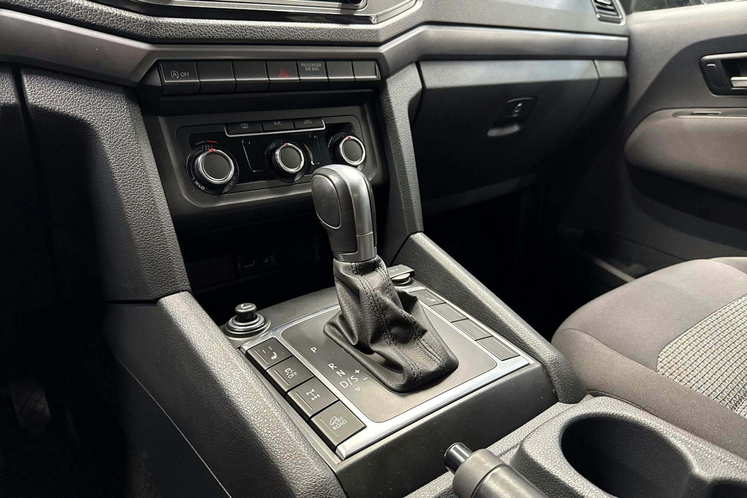 sininen Volkswagen Amarok 2018 kuva 22.