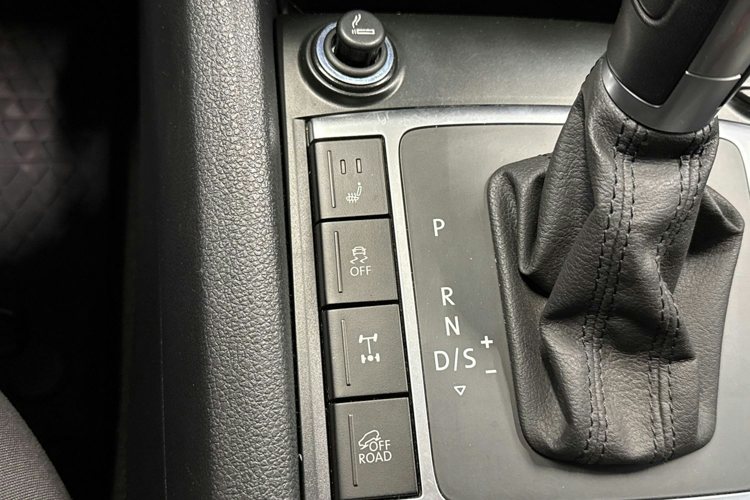 sininen Volkswagen Amarok 2018 kuva 23.