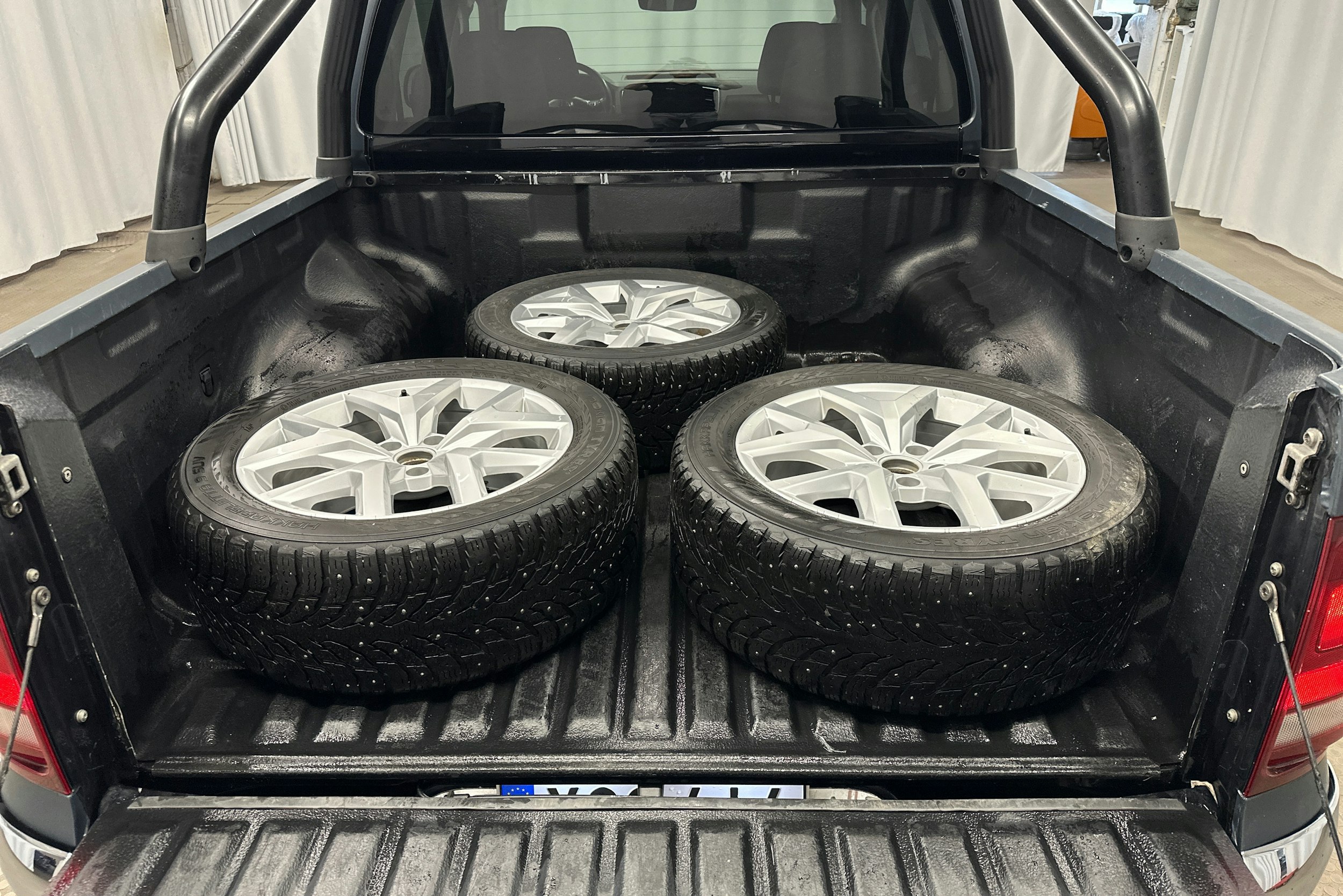 musta Volkswagen Amarok 2018 kuva 11.