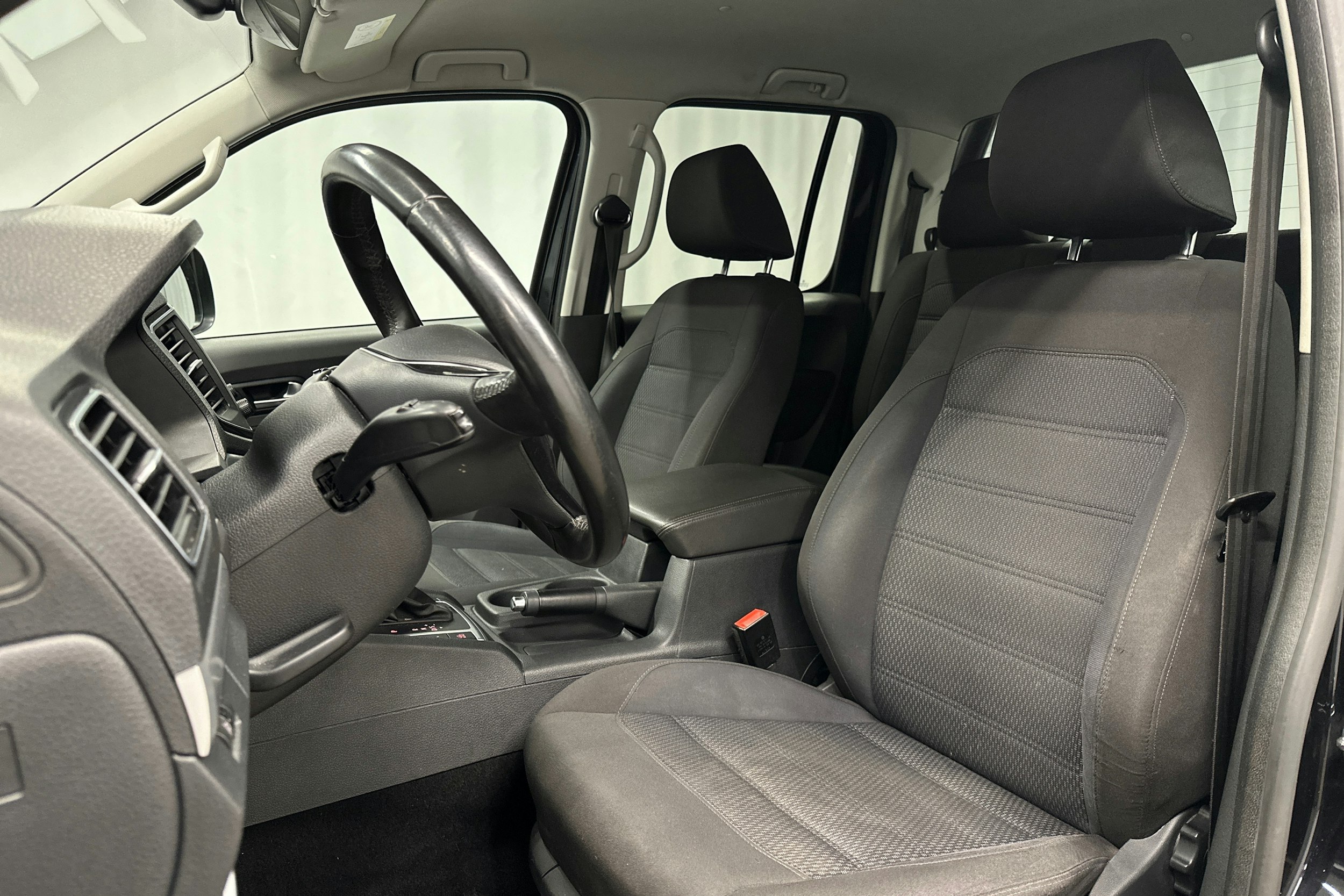 musta Volkswagen Amarok 2018 kuva 12.