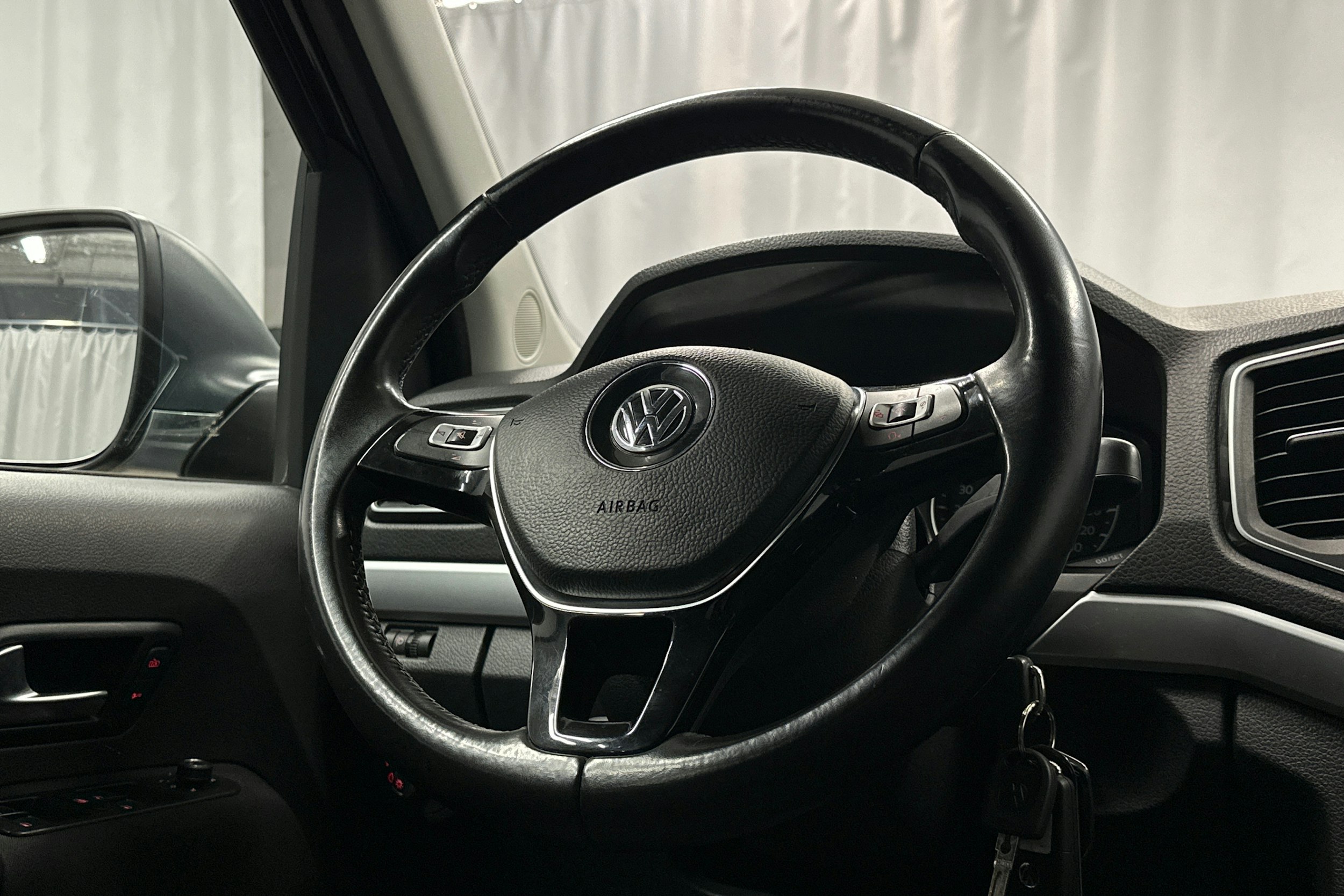 musta Volkswagen Amarok 2018 kuva 13.