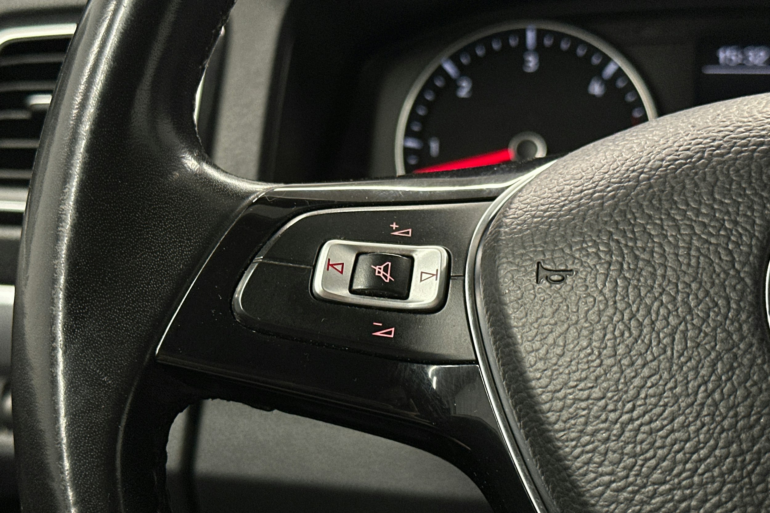 musta Volkswagen Amarok 2018 kuva 14.