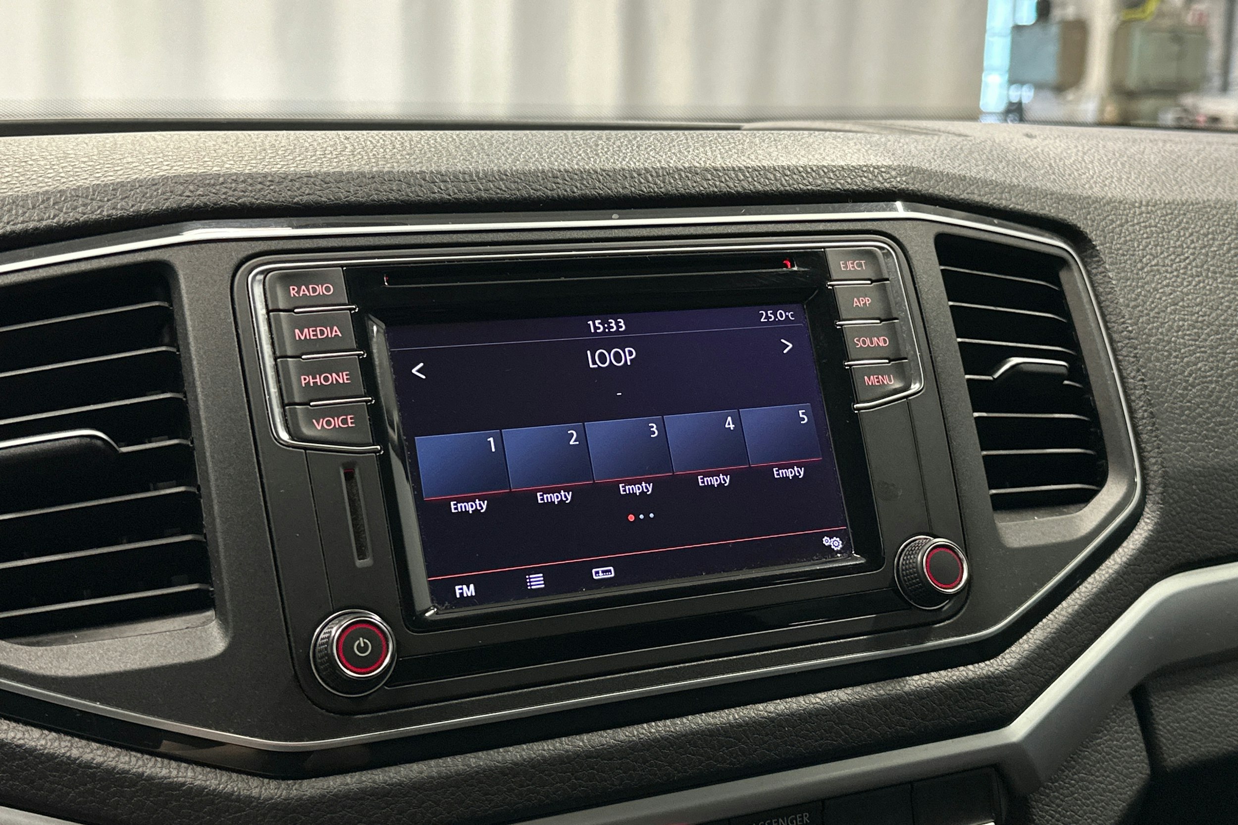 musta Volkswagen Amarok 2018 kuva 17.
