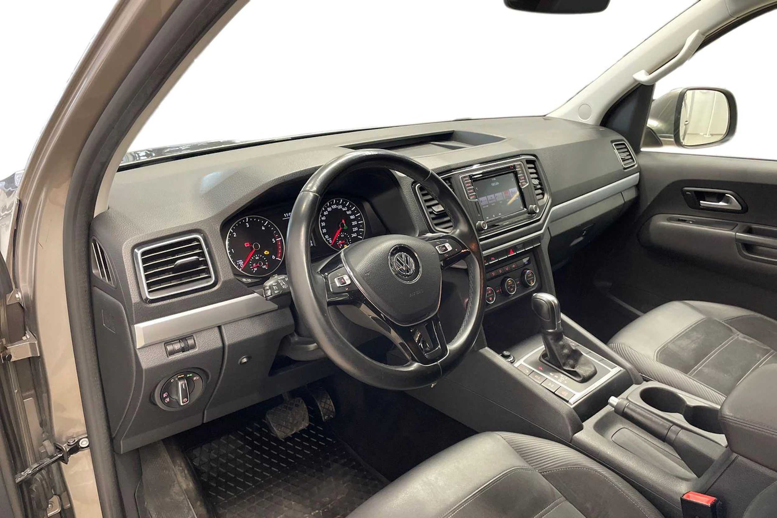 ruskea (beige) Volkswagen Amarok 2018 kuva 8.
