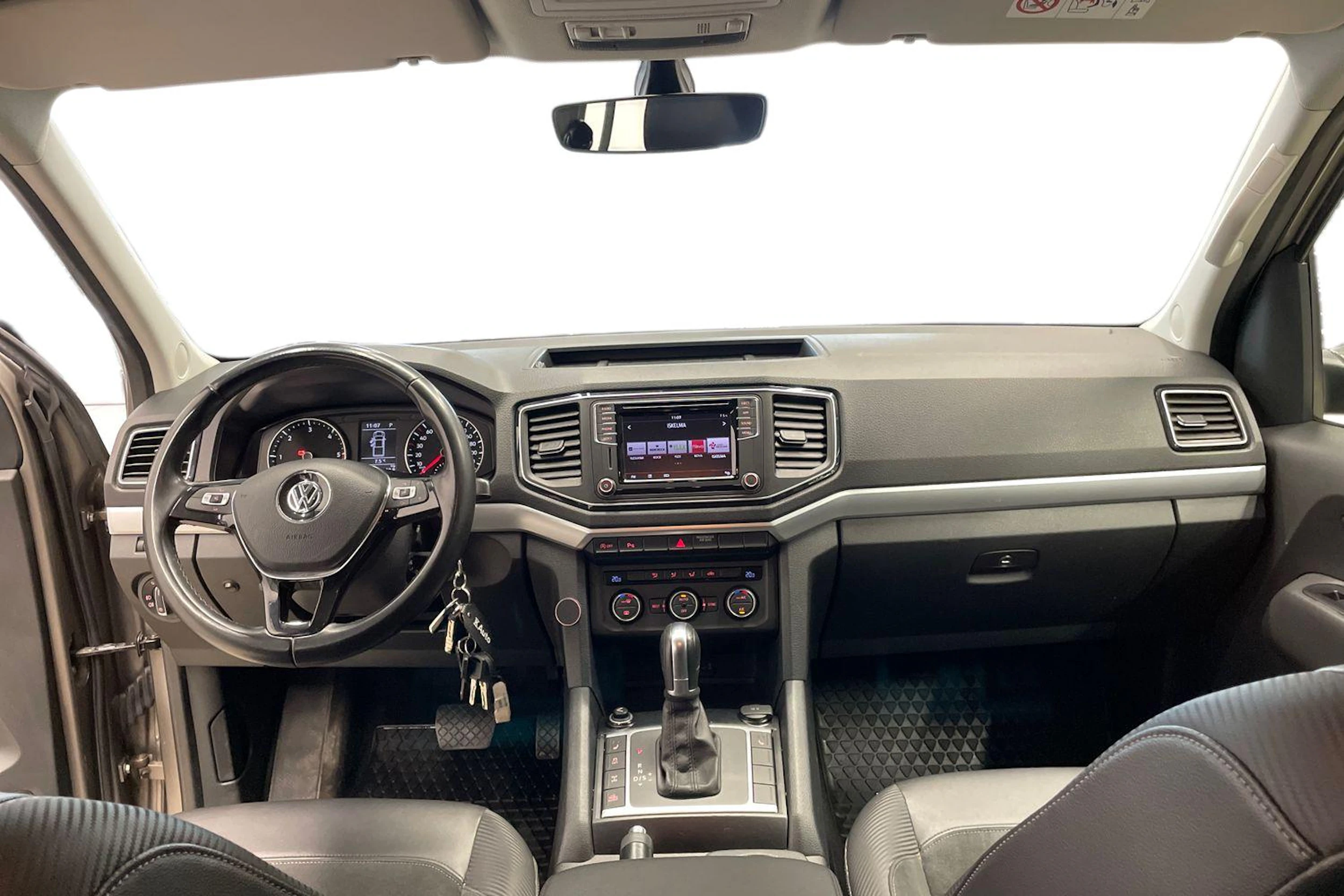 ruskea (beige) Volkswagen Amarok 2018 kuva 9.
