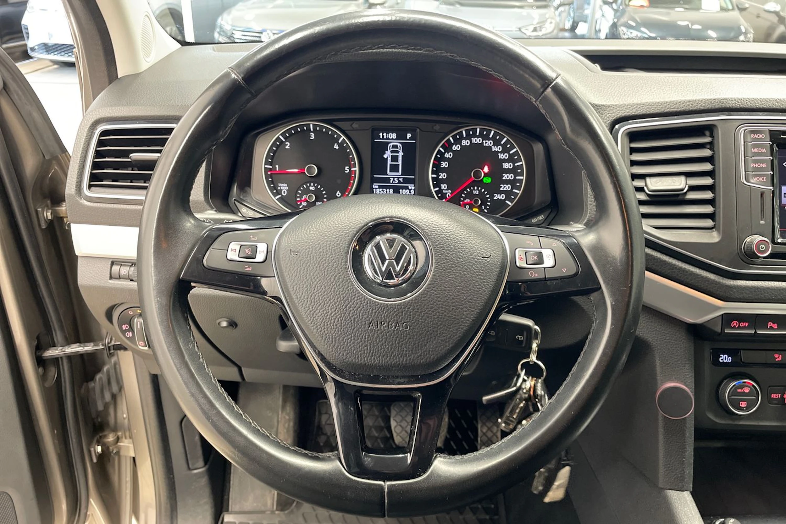 ruskea (beige) Volkswagen Amarok 2018 kuva 16.
