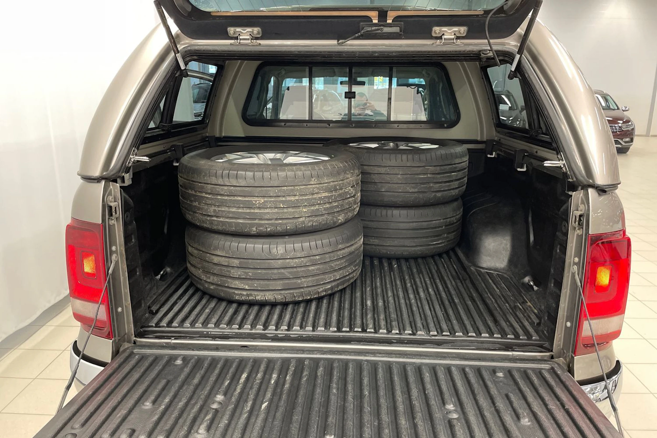 ruskea (beige) Volkswagen Amarok 2018 kuva 21.