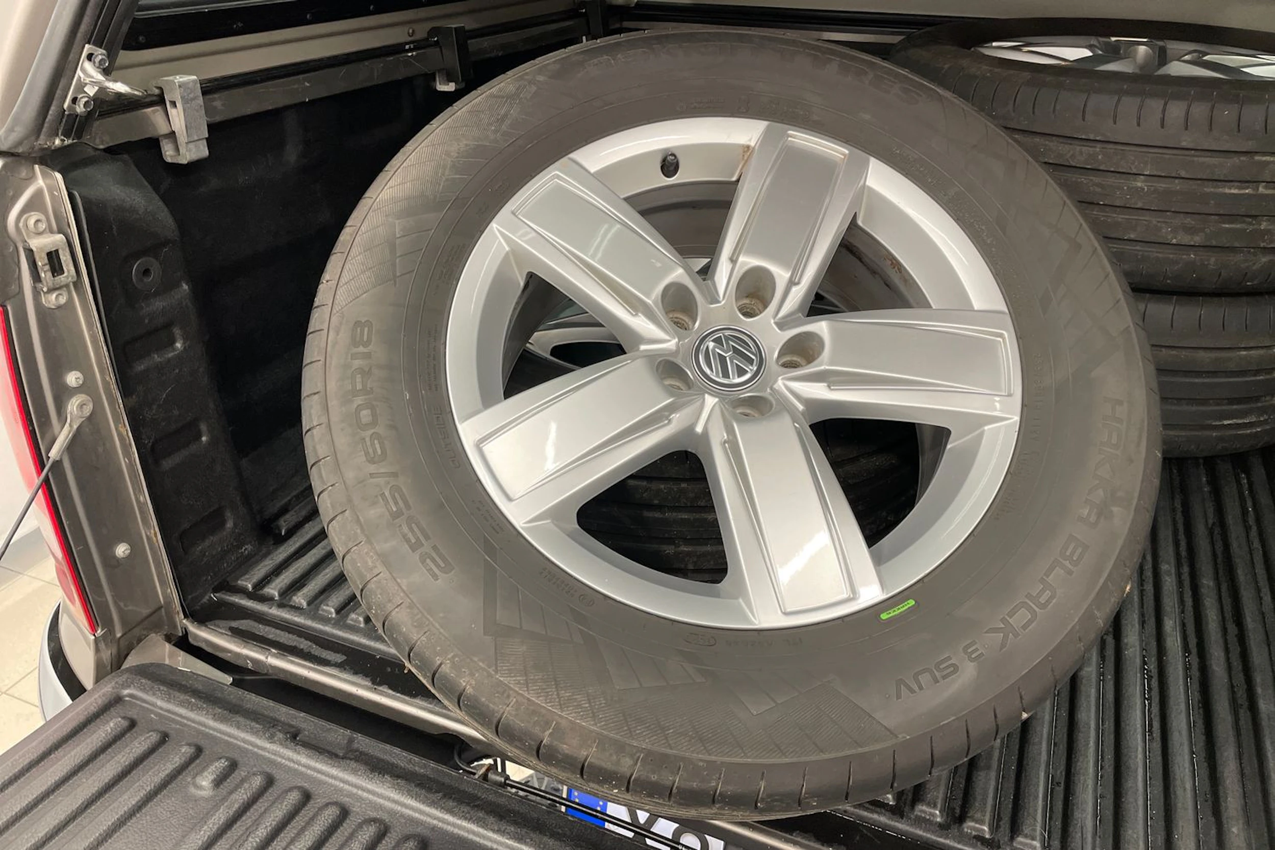 ruskea (beige) Volkswagen Amarok 2018 kuva 22.