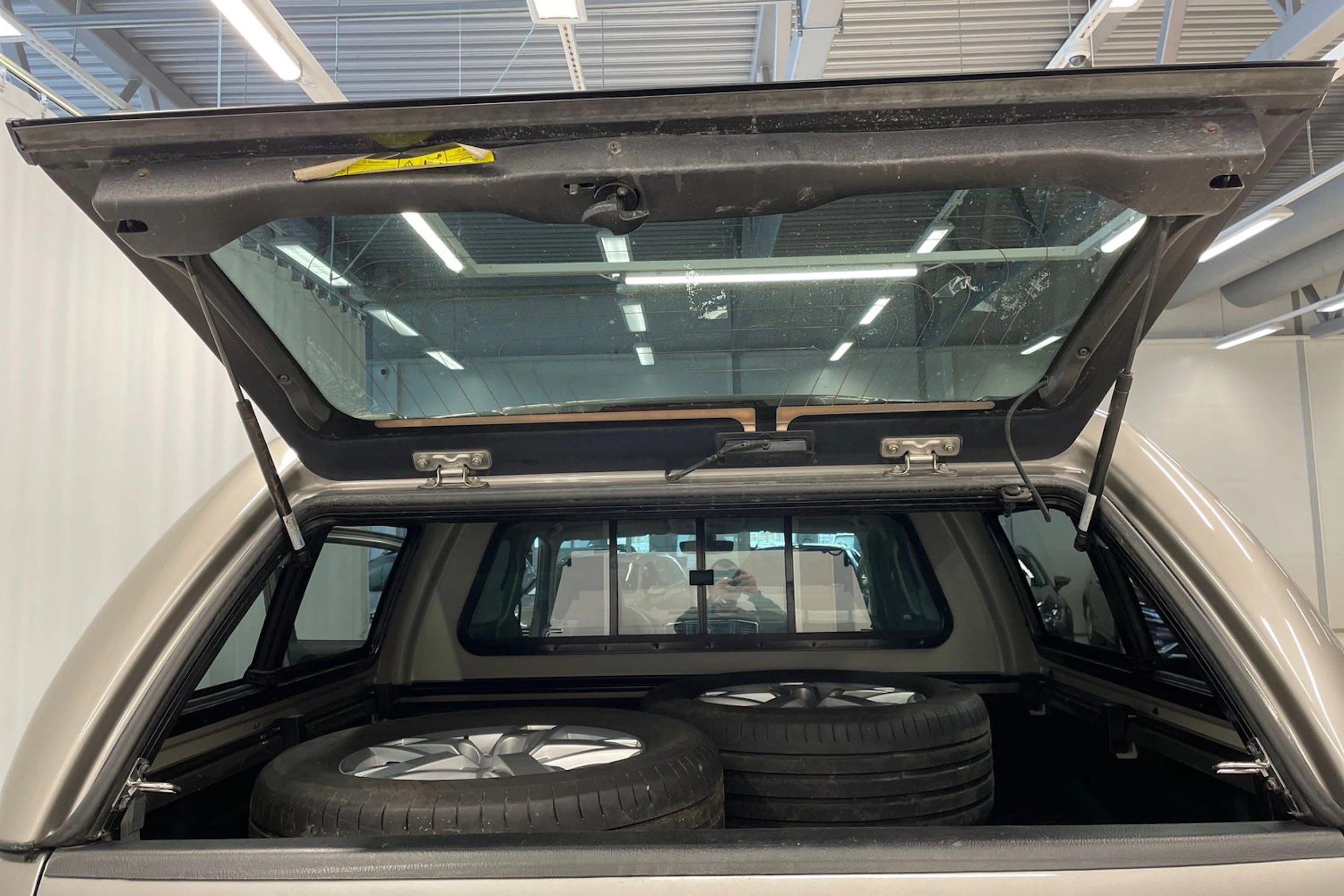 ruskea (beige) Volkswagen Amarok 2018 kuva 24.