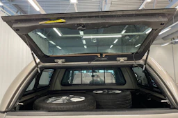 ruskea (beige) Volkswagen Amarok 2018 kuva 24.