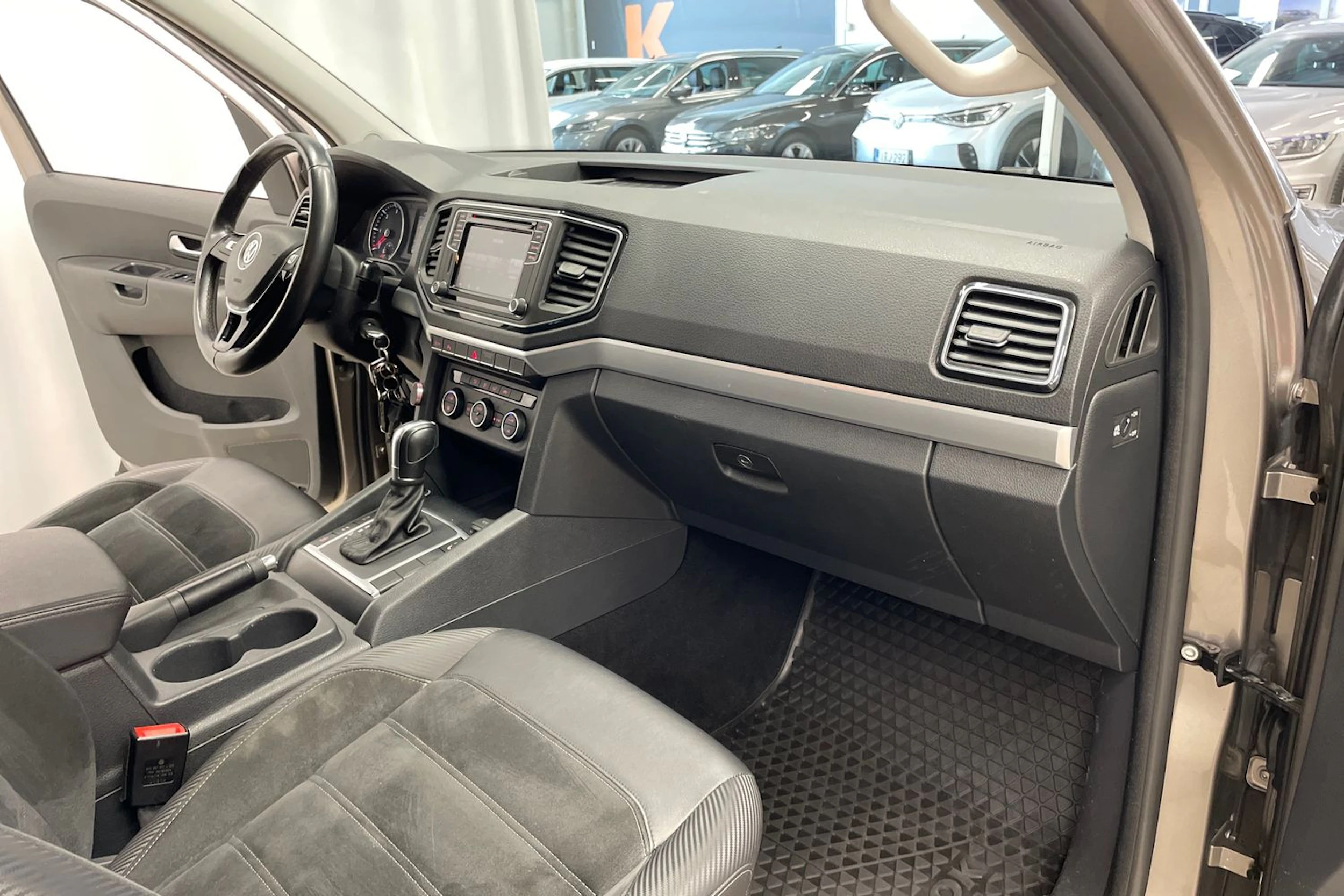 ruskea (beige) Volkswagen Amarok 2018 kuva 25.