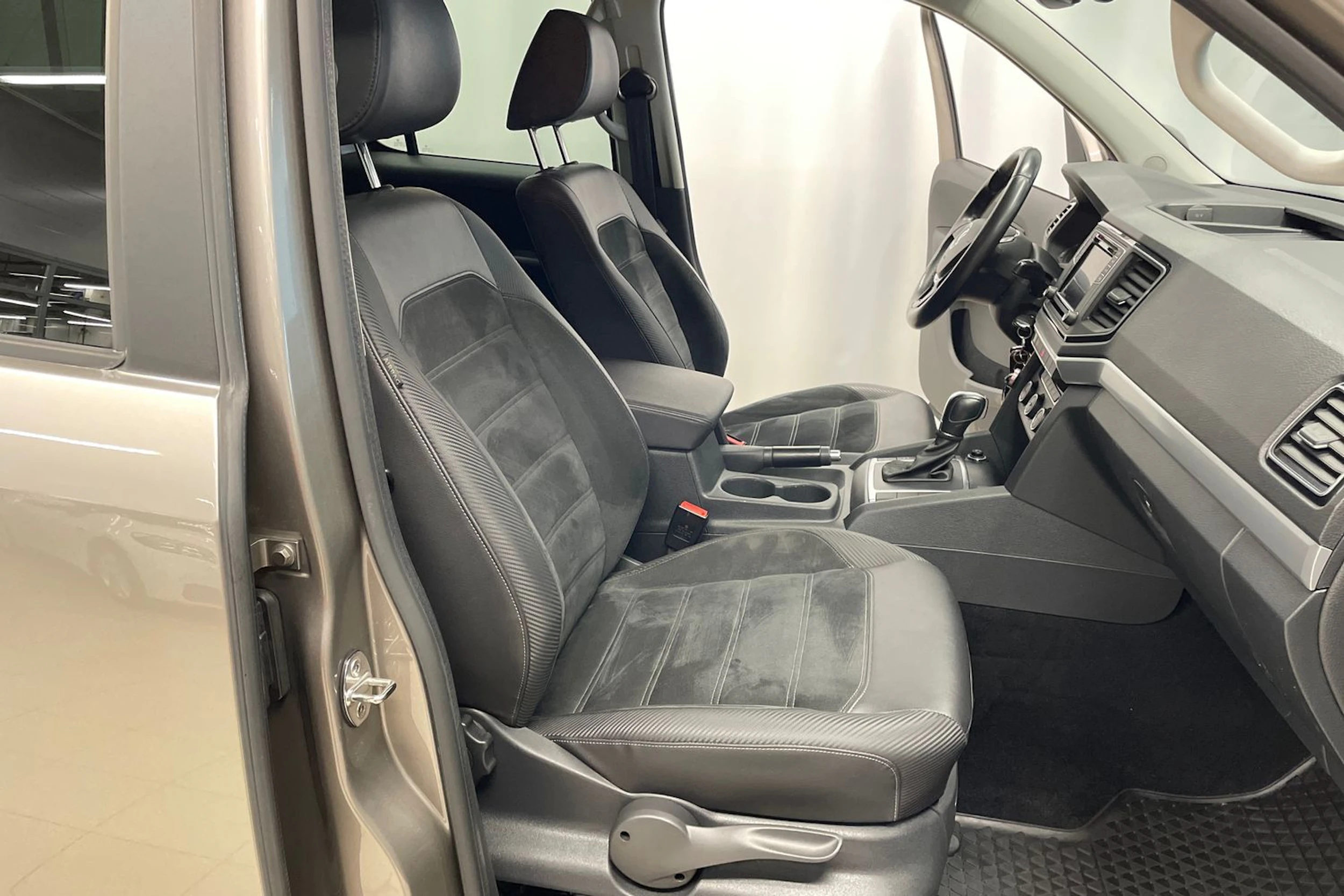 ruskea (beige) Volkswagen Amarok 2018 kuva 26.