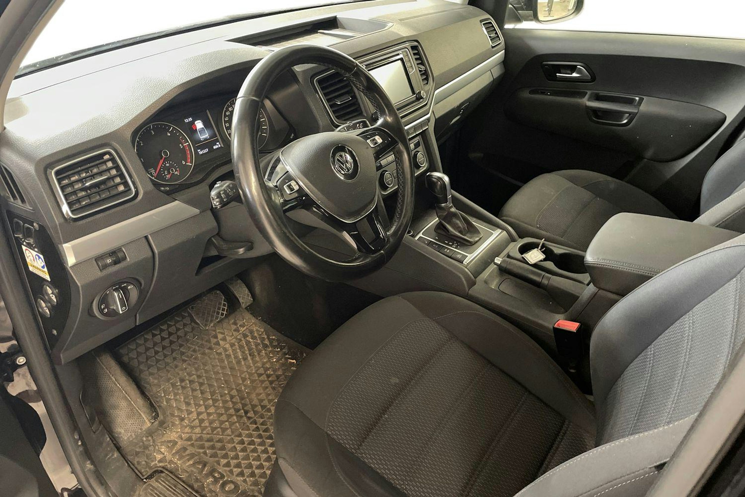 musta Volkswagen Amarok 2018 kuva 3.