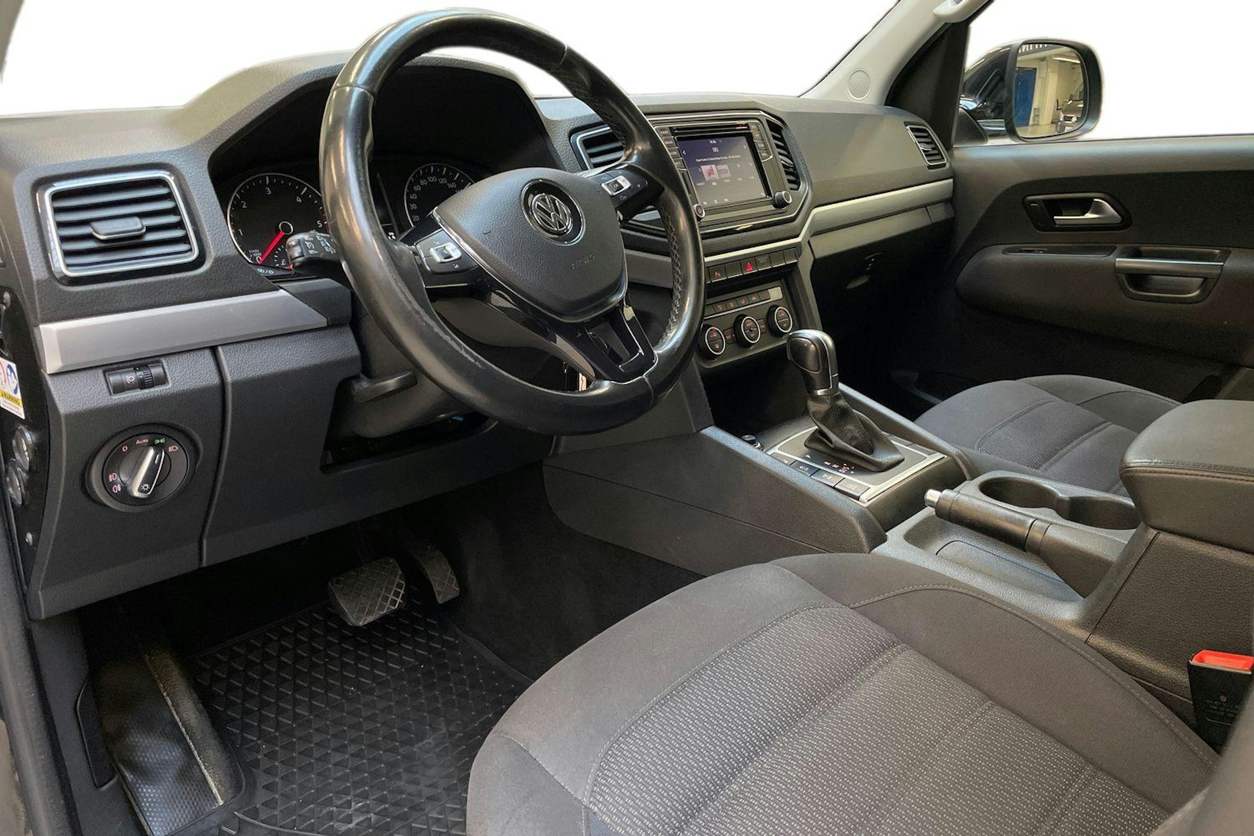 musta Volkswagen Amarok 2018 kuva 7.