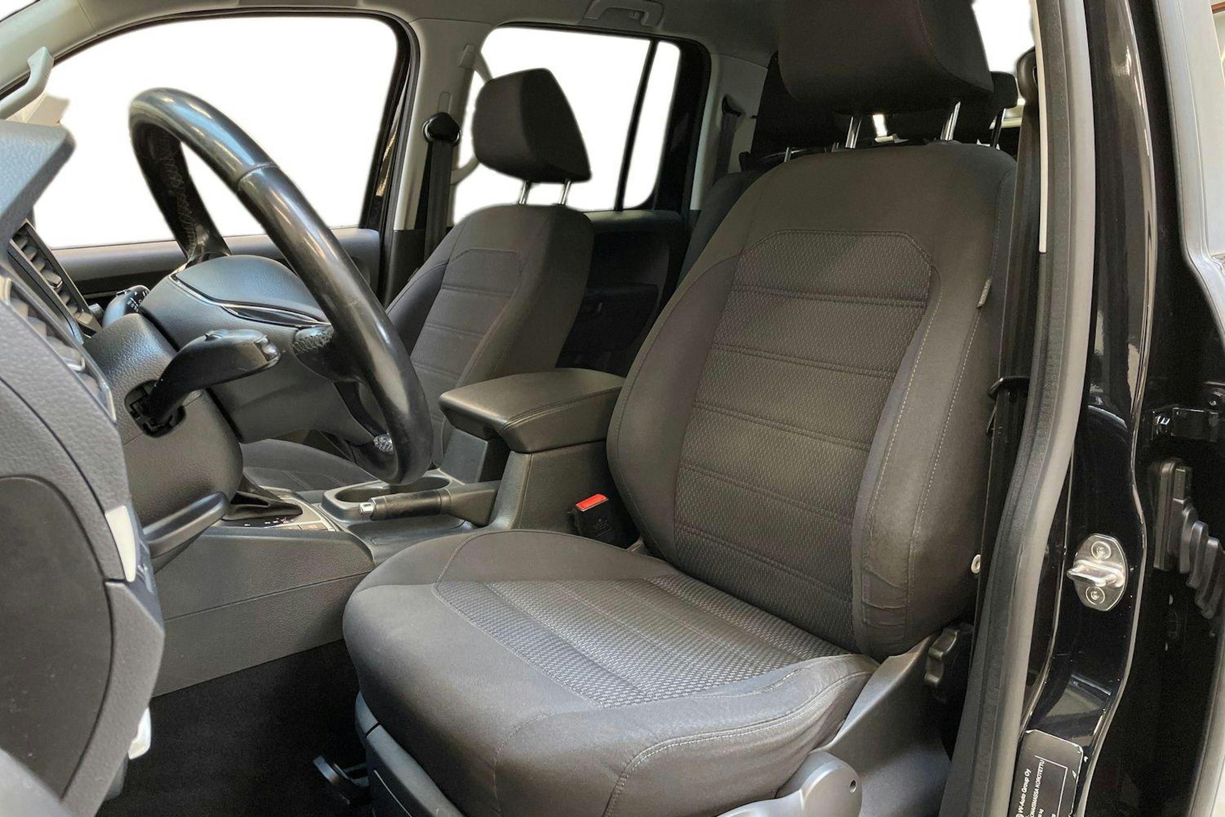 musta Volkswagen Amarok 2018 kuva 9.