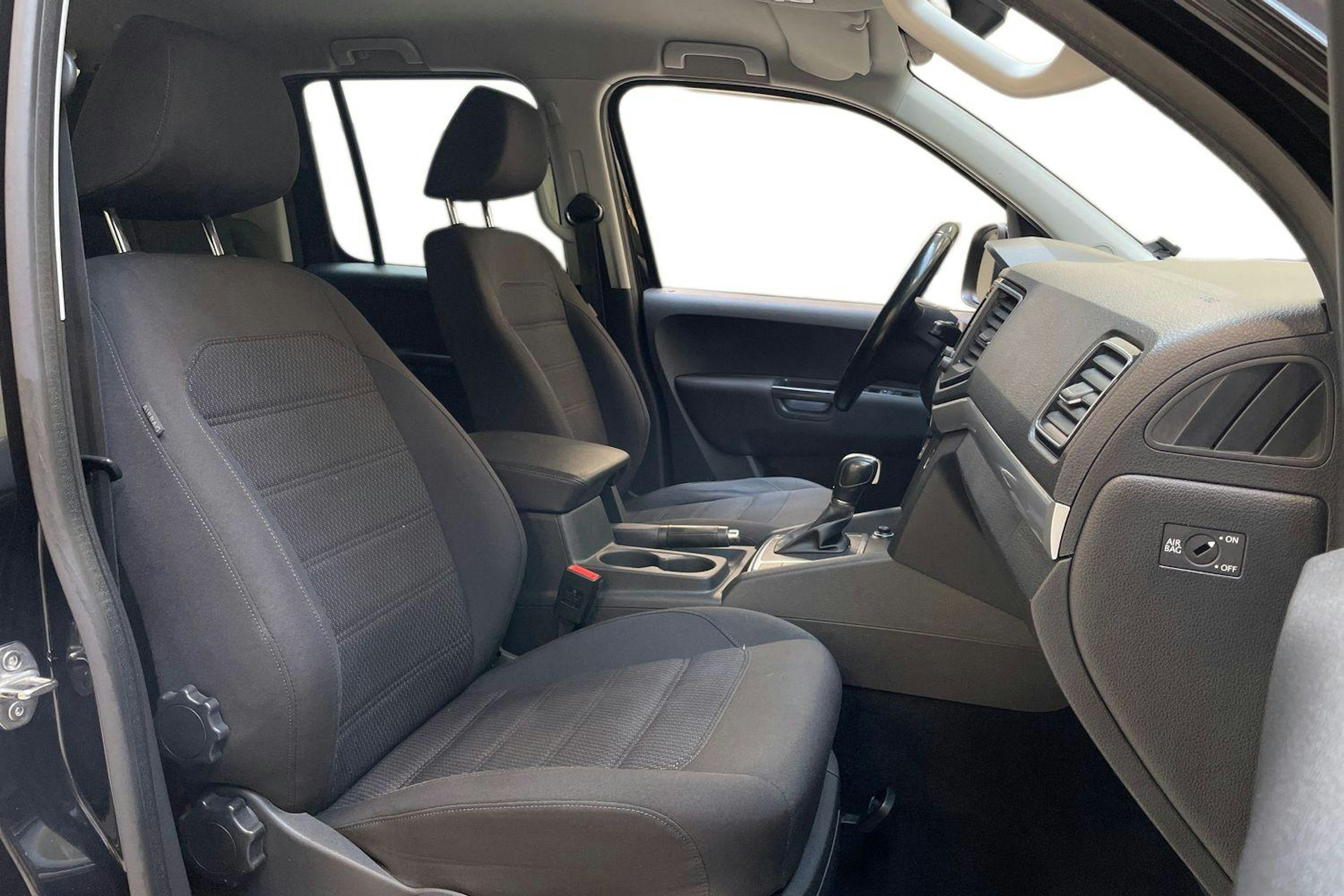 musta Volkswagen Amarok 2018 kuva 10.