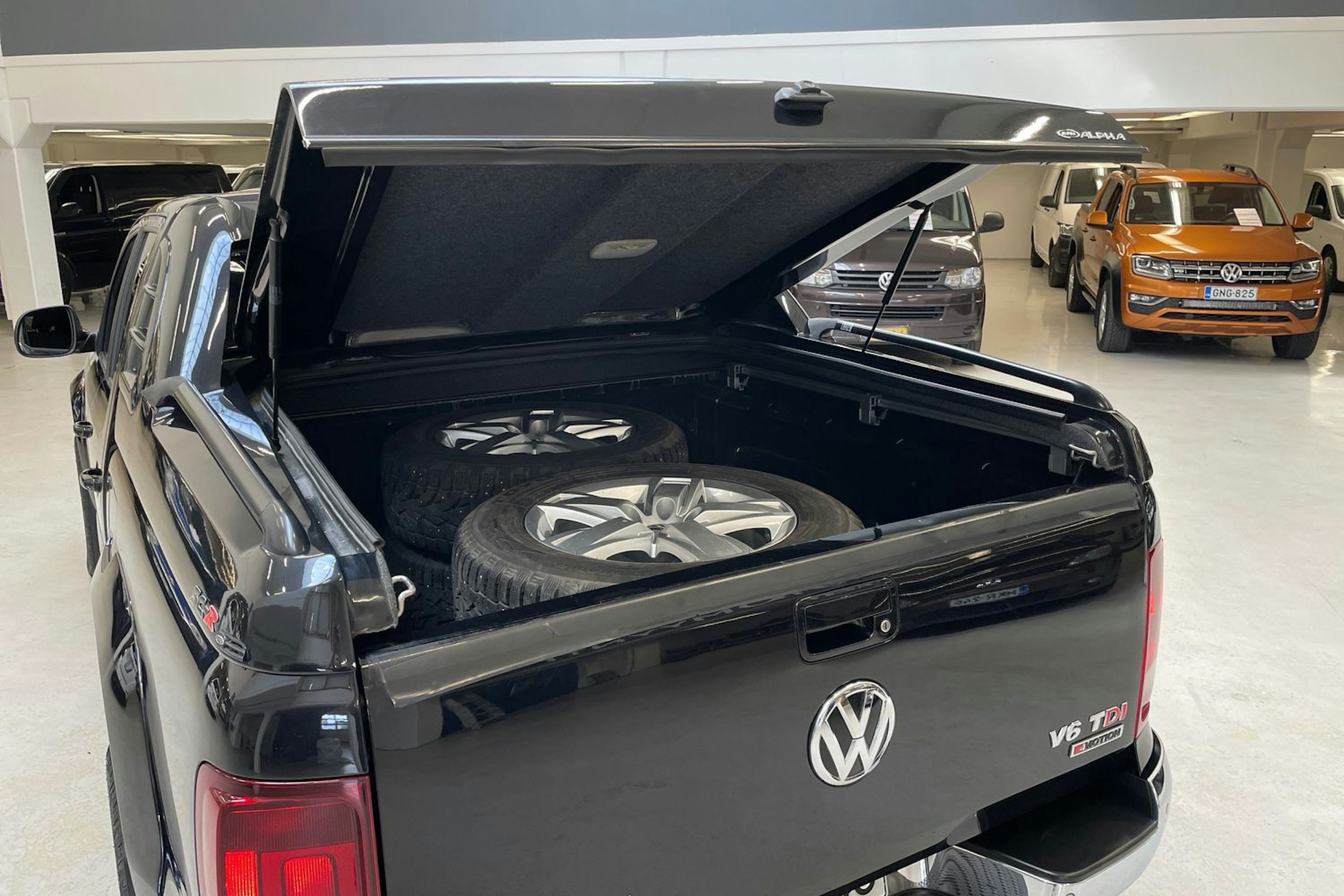 musta Volkswagen Amarok 2018 kuva 14.