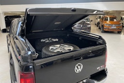 musta Volkswagen Amarok 2018 kuva 14.
