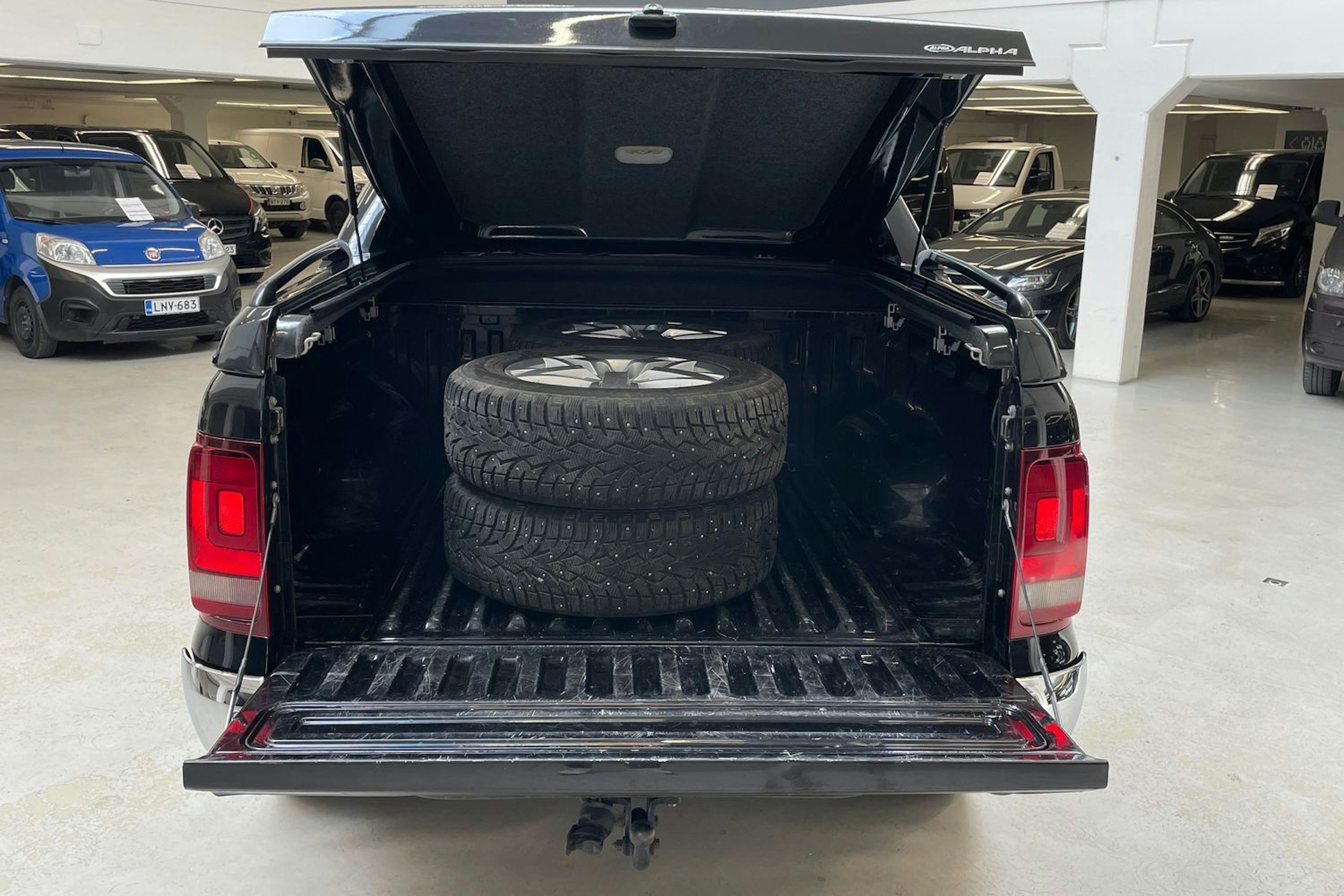 musta Volkswagen Amarok 2018 kuva 15.