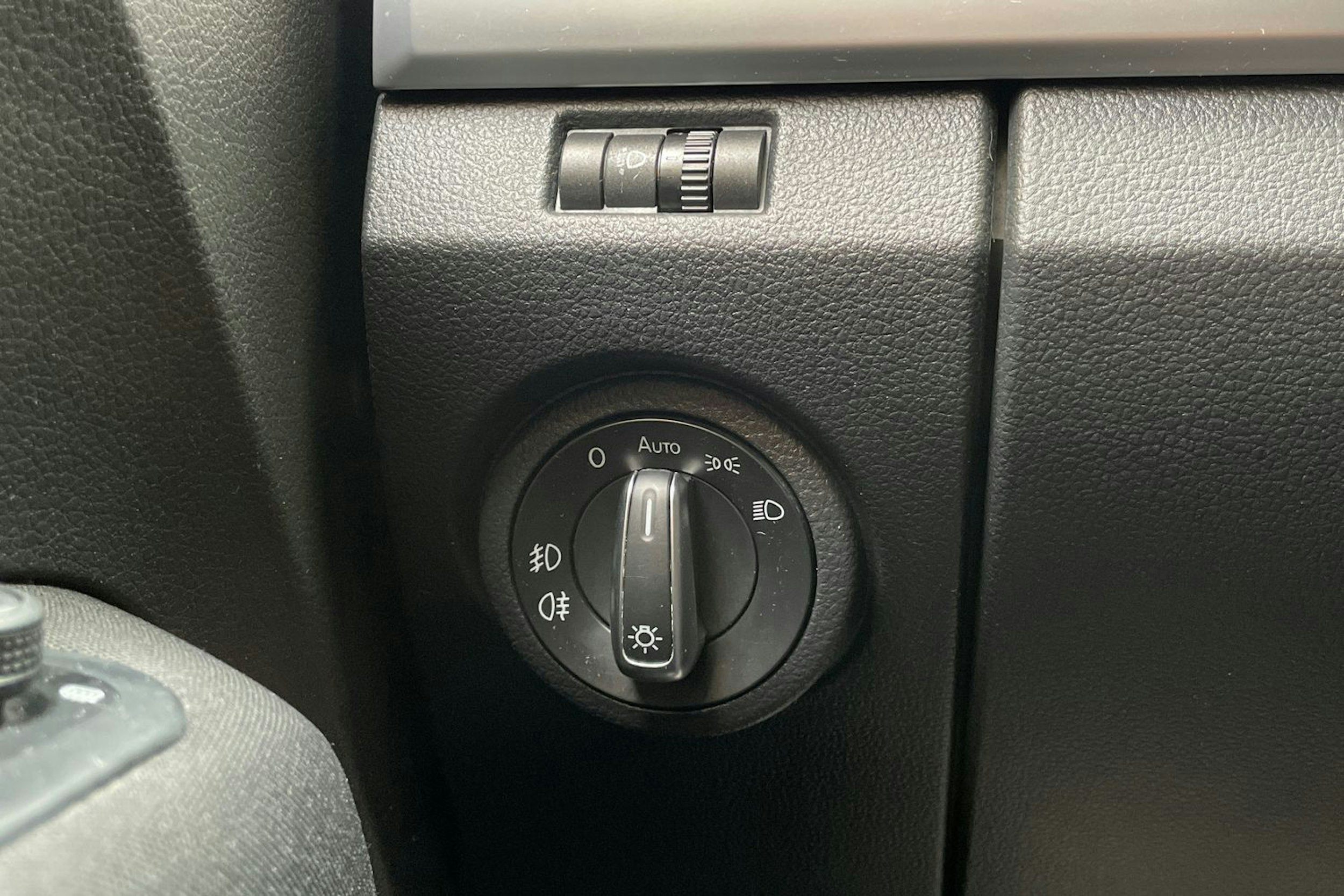 musta Volkswagen Amarok 2018 kuva 17.