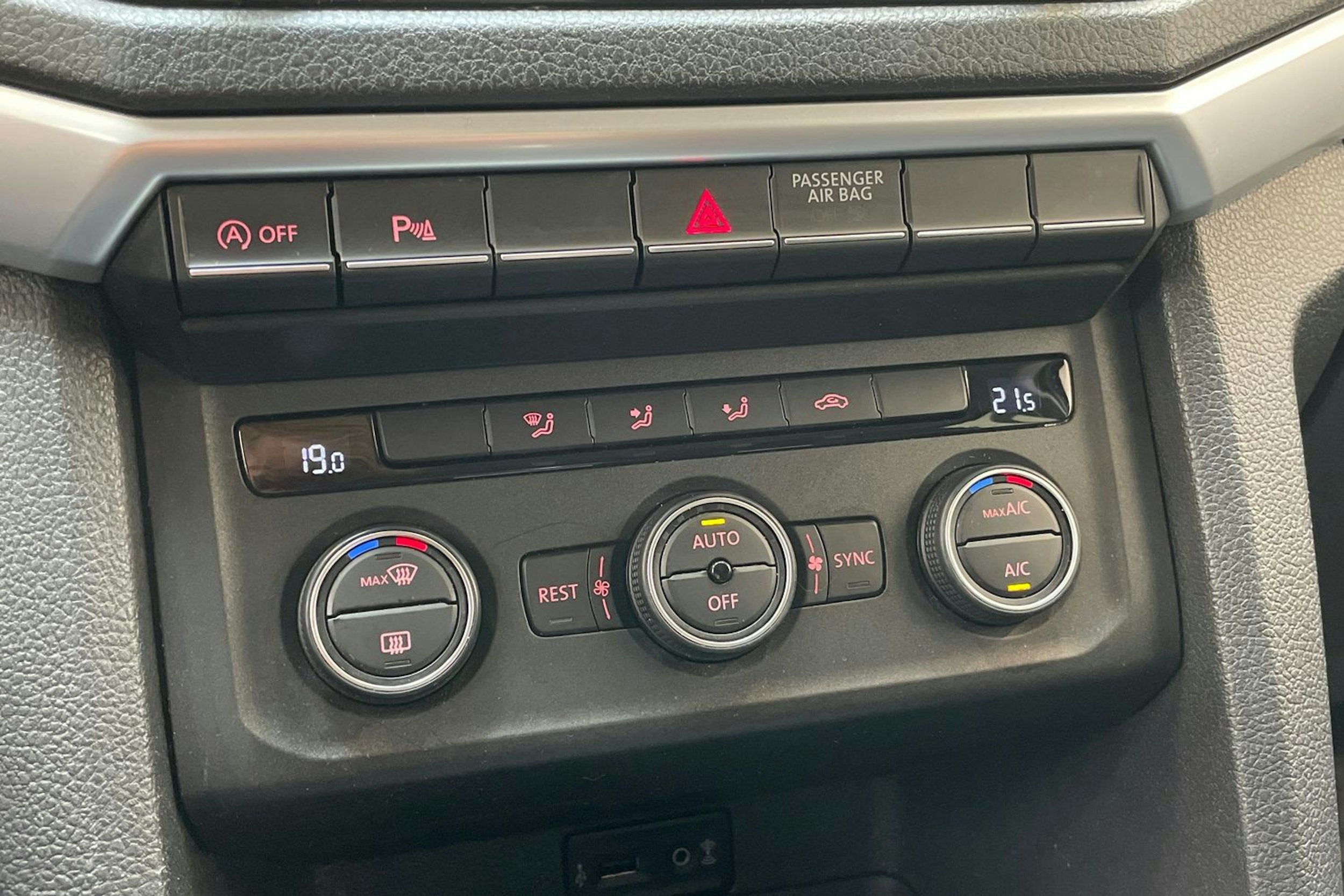 musta Volkswagen Amarok 2018 kuva 19.