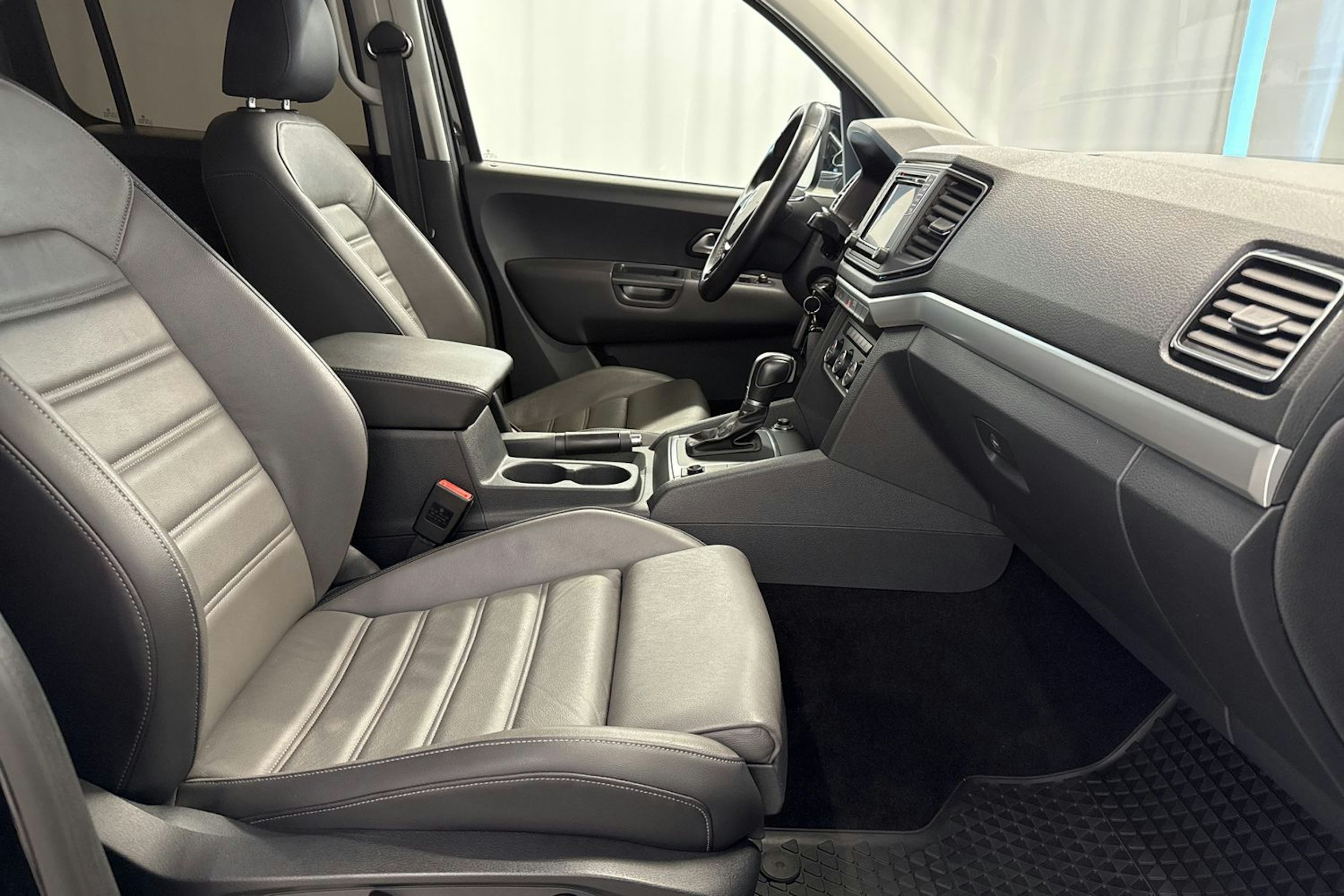 musta Volkswagen Amarok 2019 kuva 13.