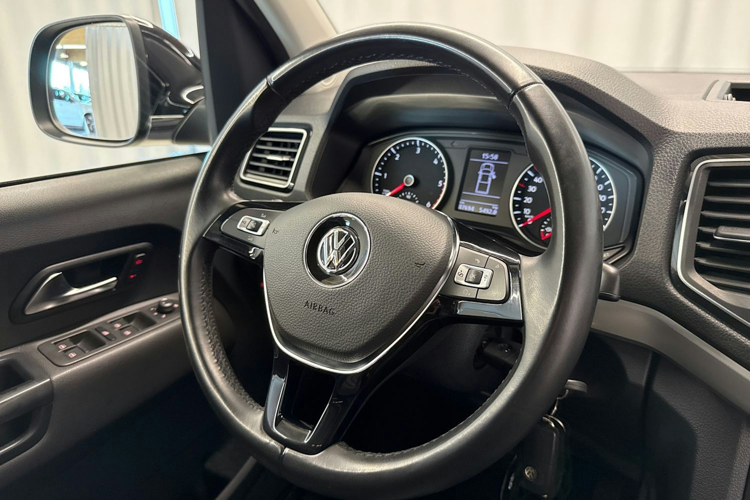 musta Volkswagen Amarok 2019 kuva 16.
