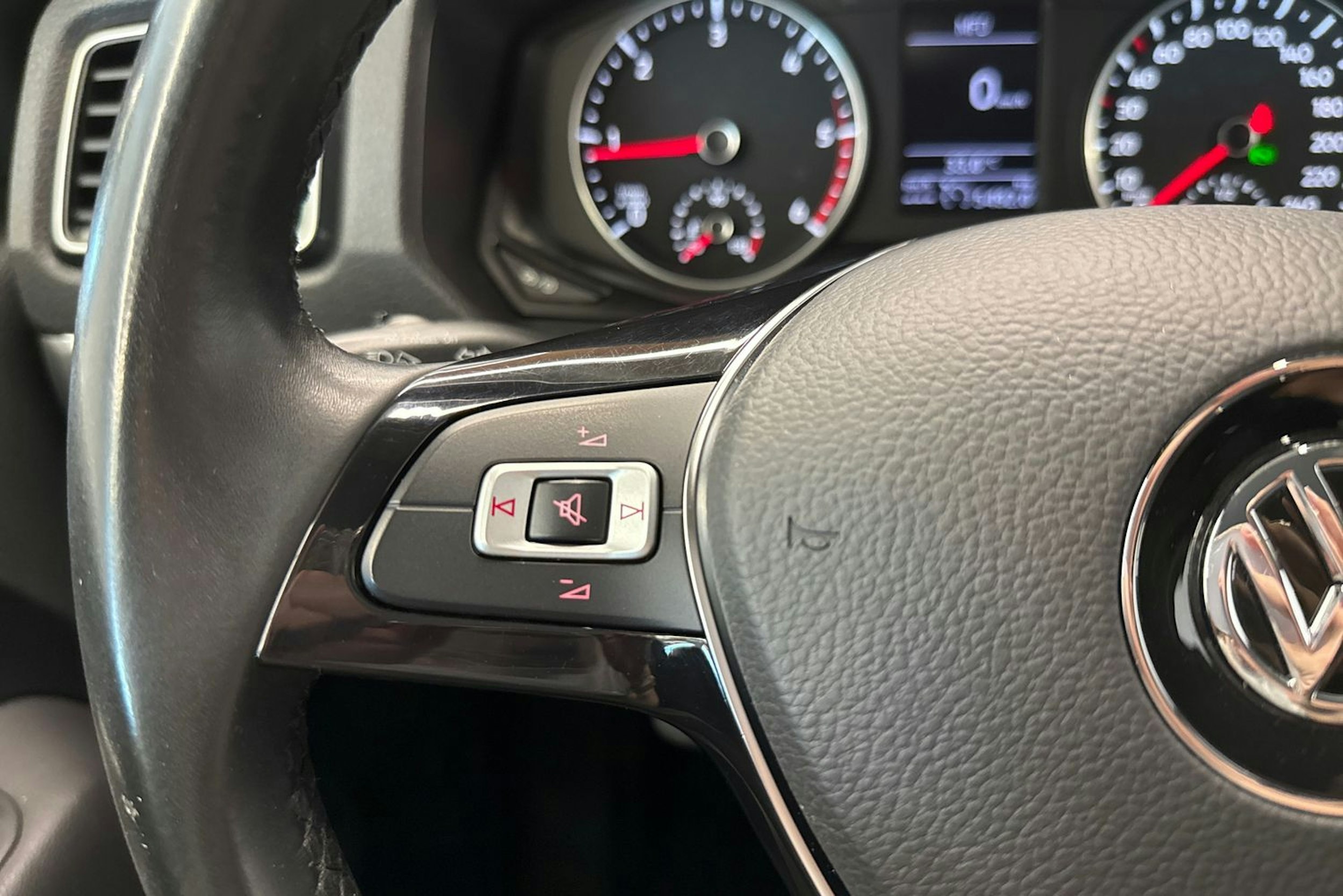 musta Volkswagen Amarok 2019 kuva 17.