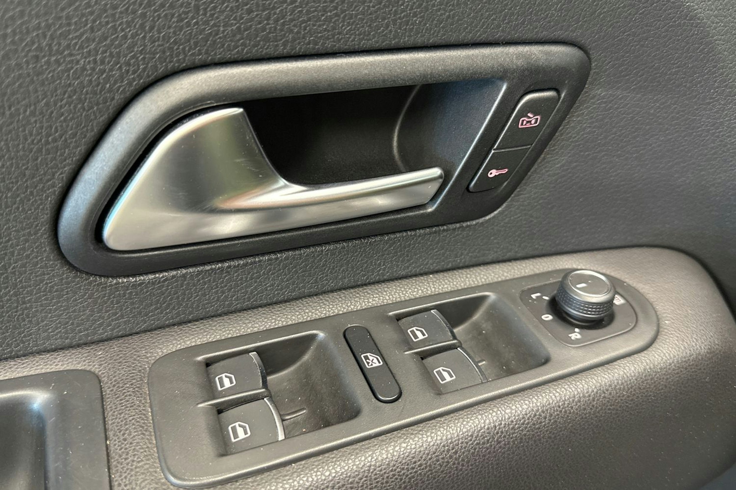 musta Volkswagen Amarok 2019 kuva 21.
