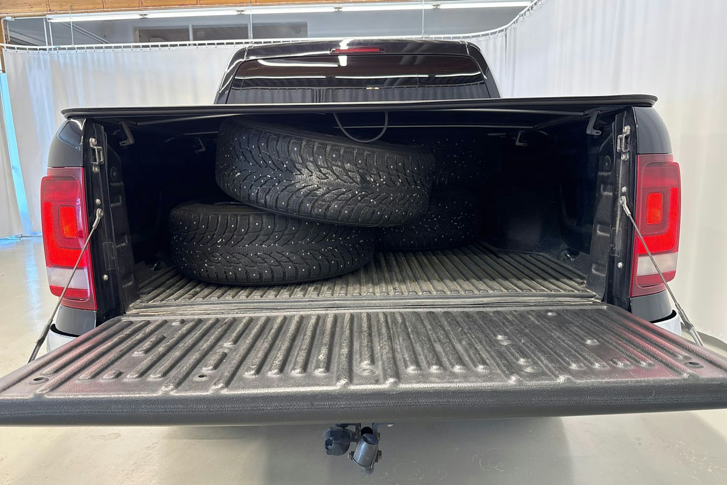 musta Volkswagen Amarok 2019 kuva 28.