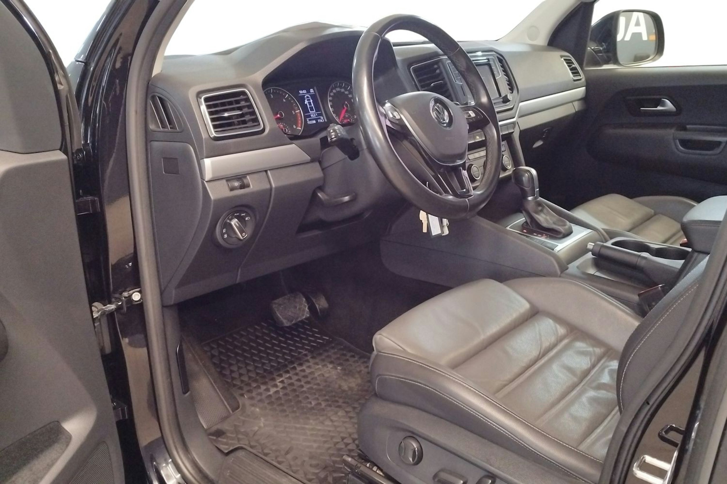 Musta Volkswagen Amarok 2019 kuva 7.