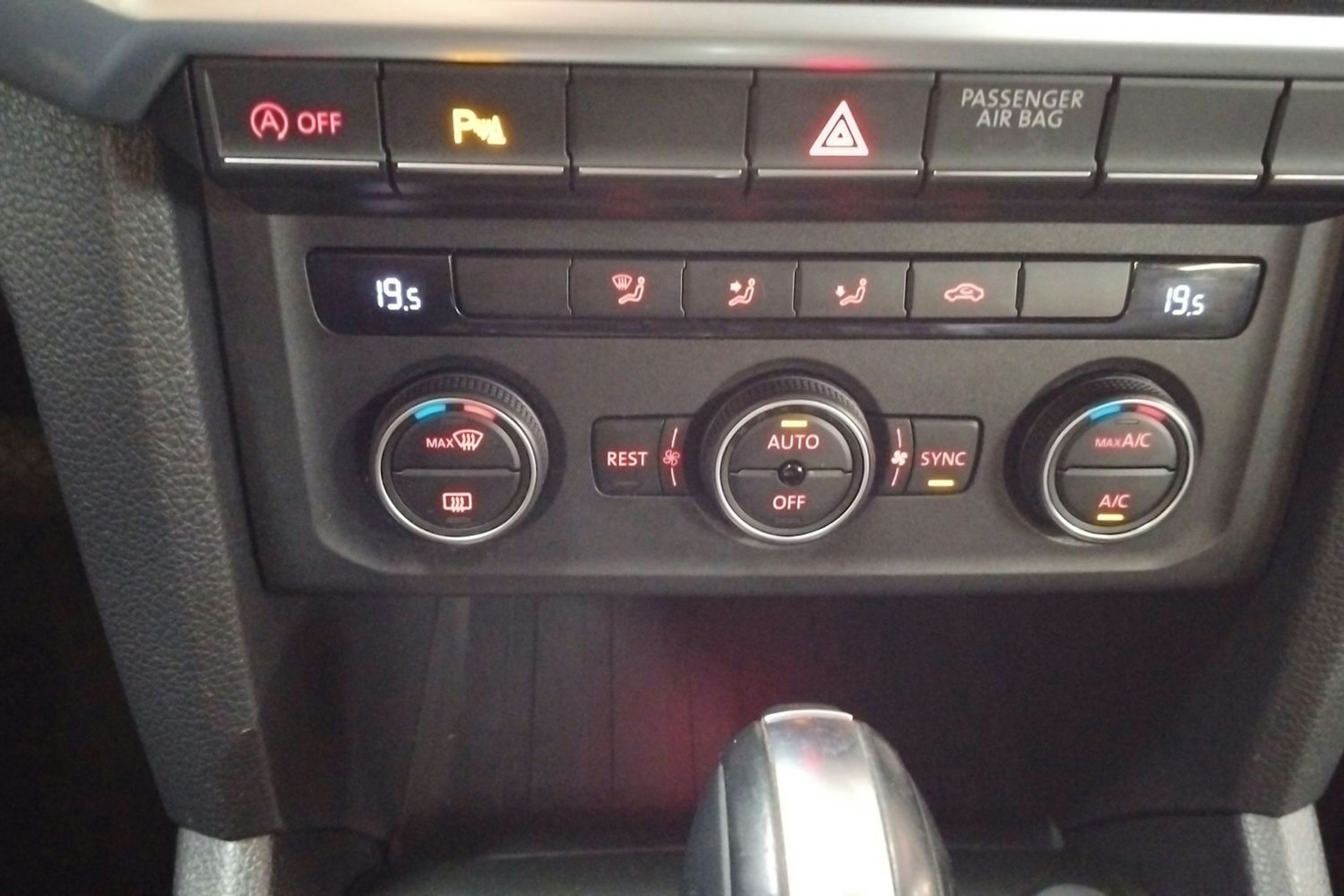 Musta Volkswagen Amarok 2019 kuva 12.