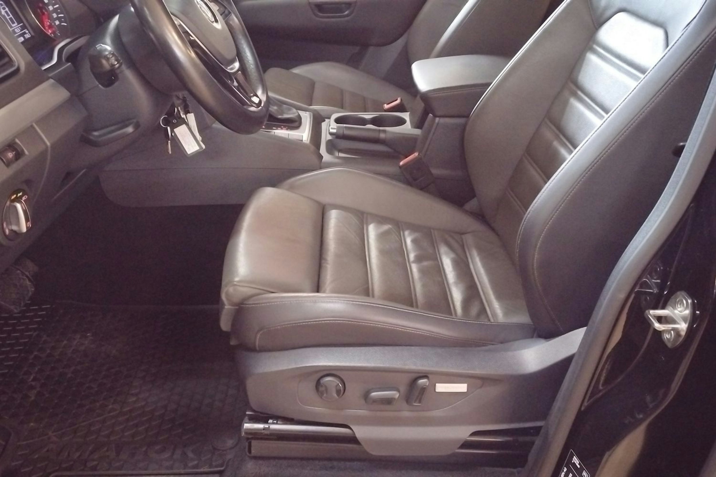 Musta Volkswagen Amarok 2019 kuva 18.