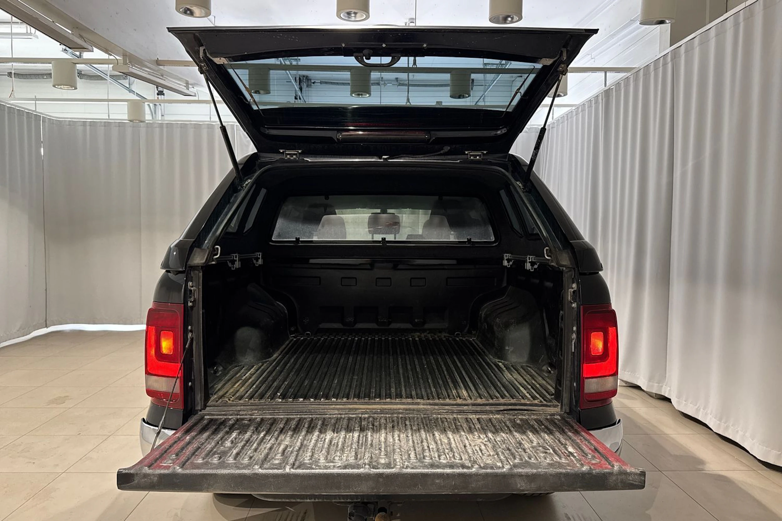 musta Volkswagen Amarok 2019 kuva 16.