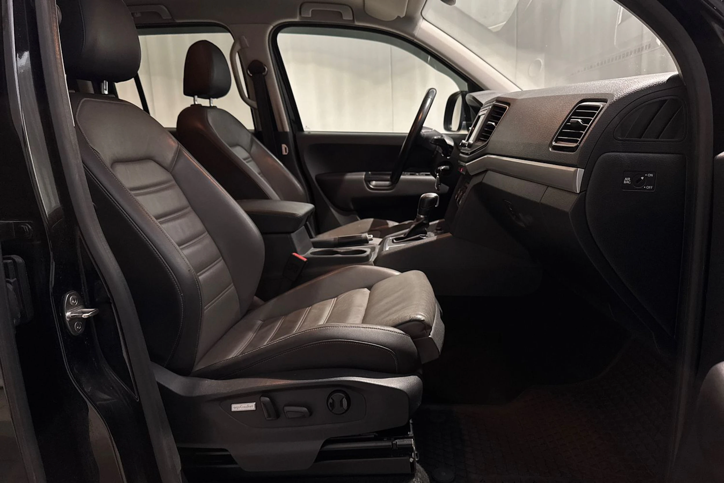 musta Volkswagen Amarok 2019 kuva 17.
