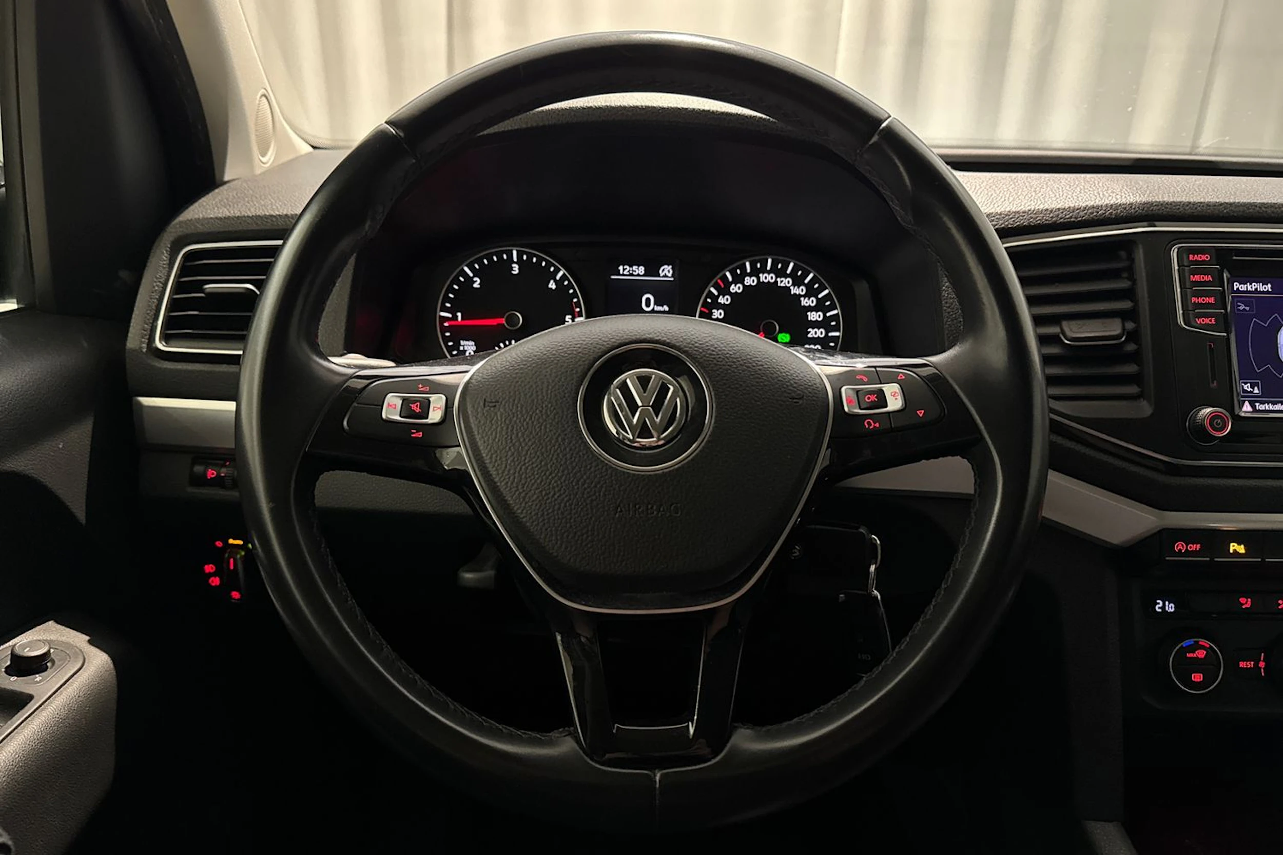 musta Volkswagen Amarok 2019 kuva 19.