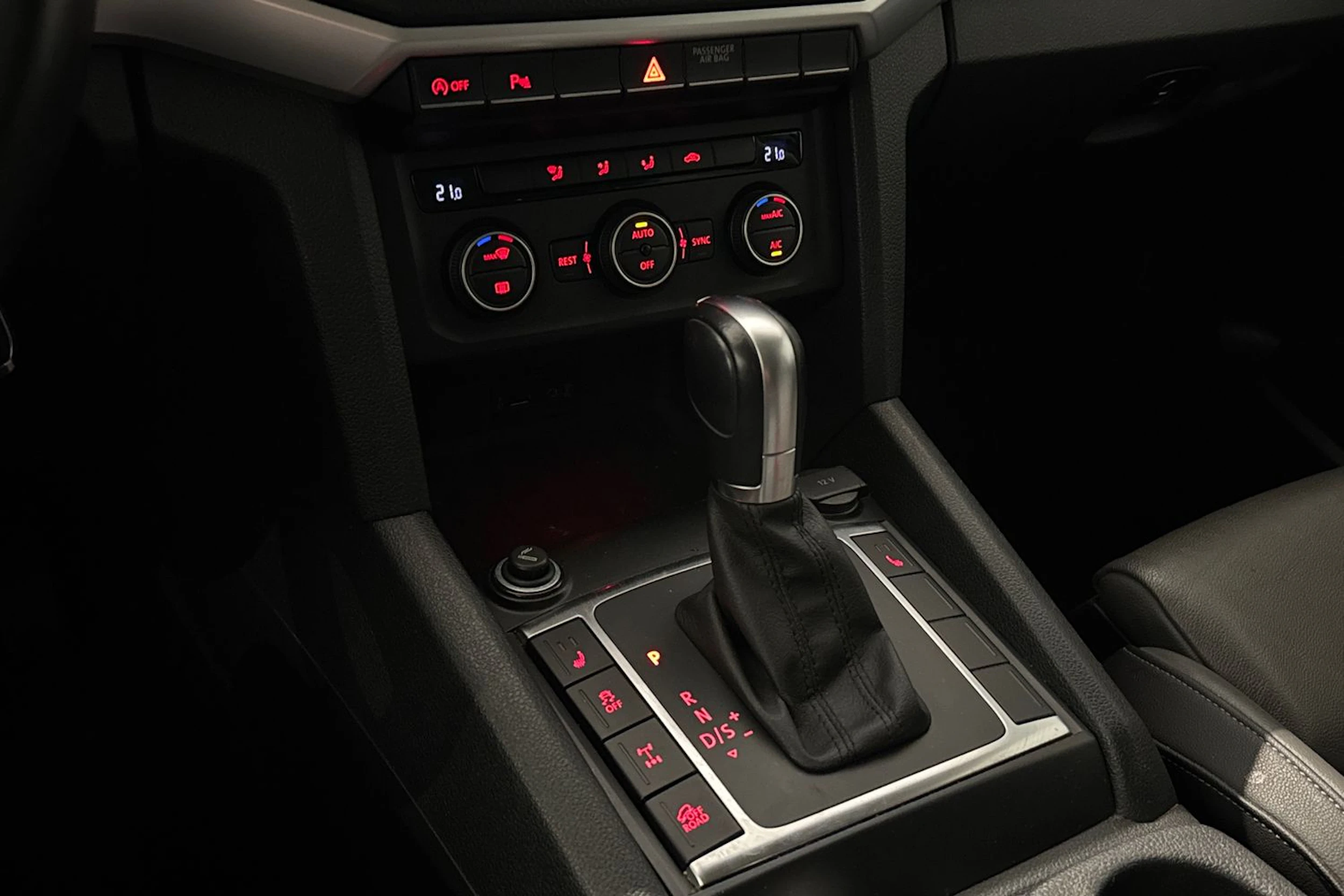 musta Volkswagen Amarok 2019 kuva 26.