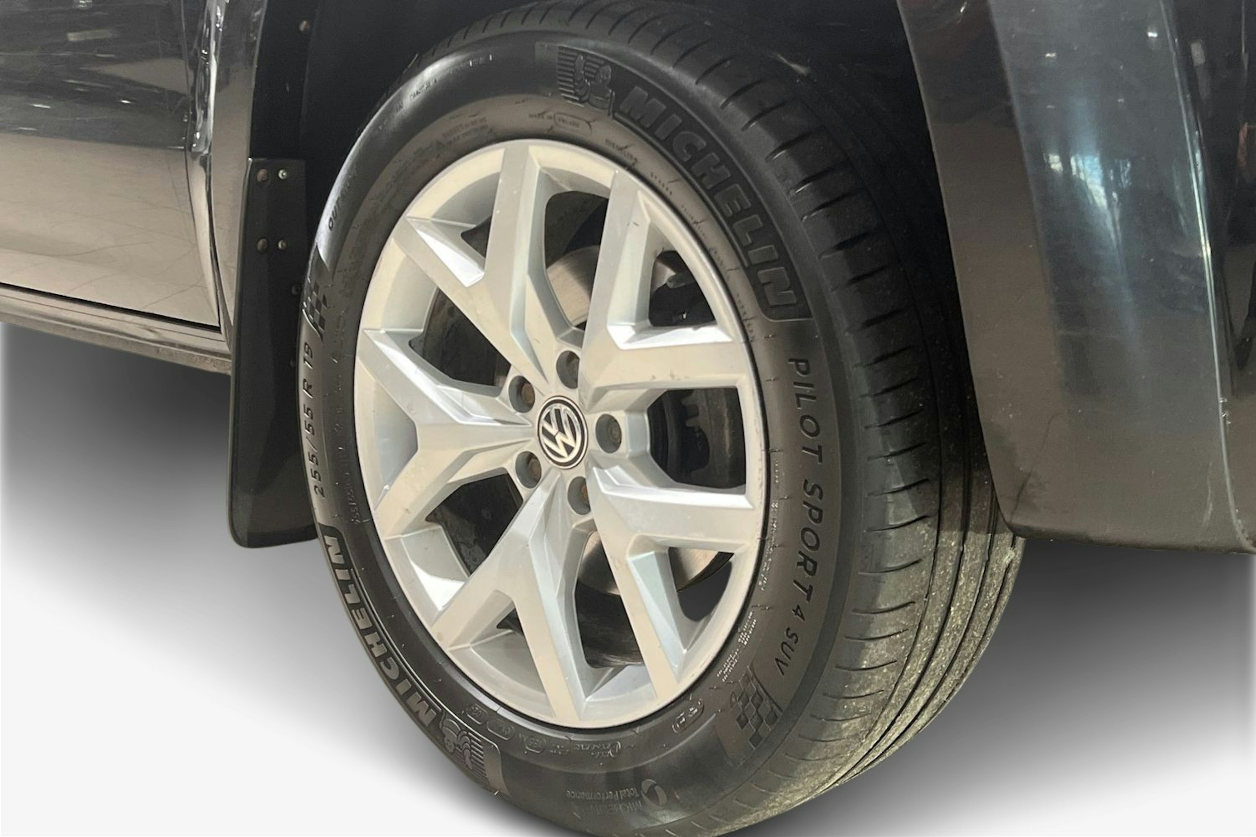 Musta Volkswagen Amarok 2019 kuva 12.