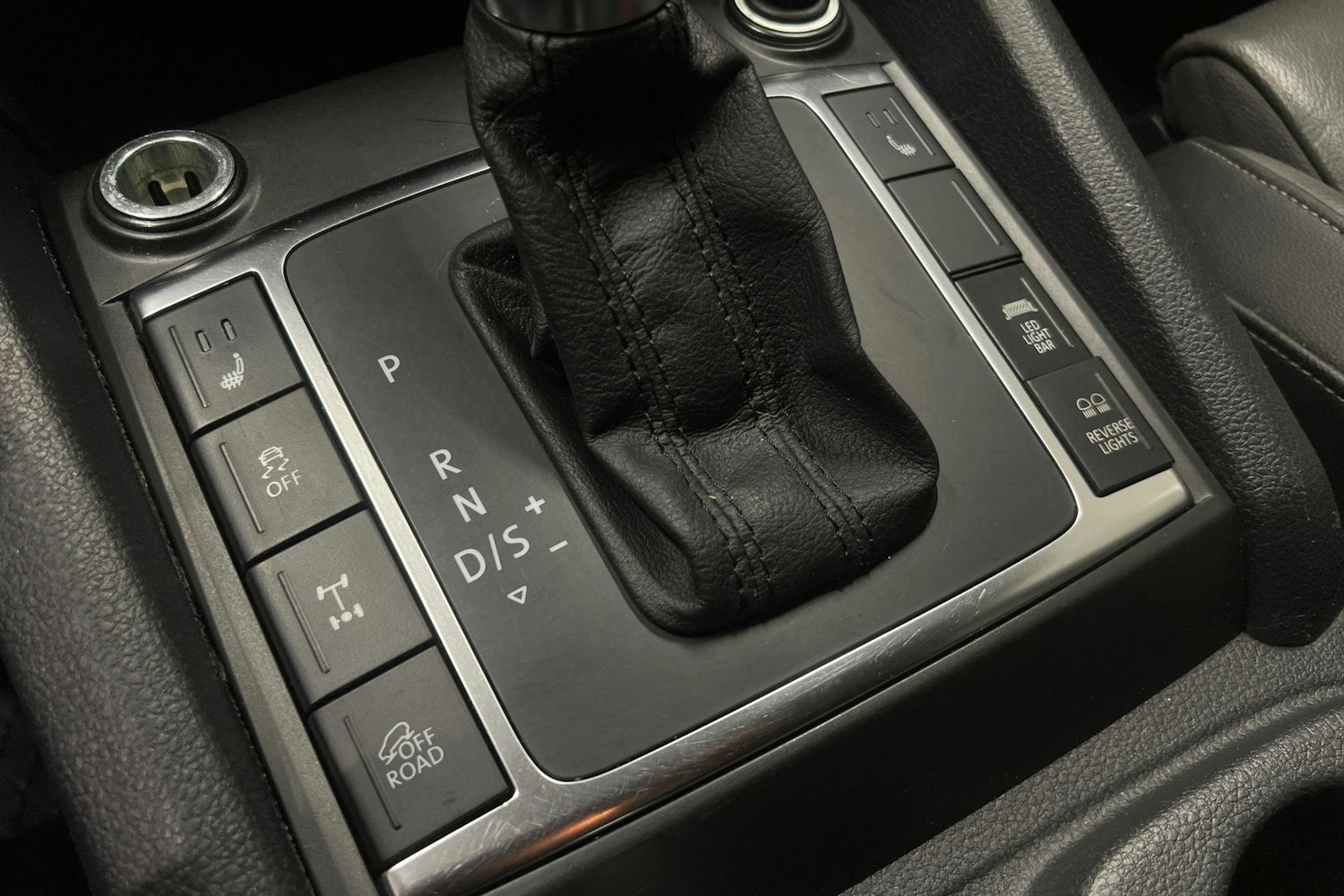 Musta Volkswagen Amarok 2019 kuva 19.