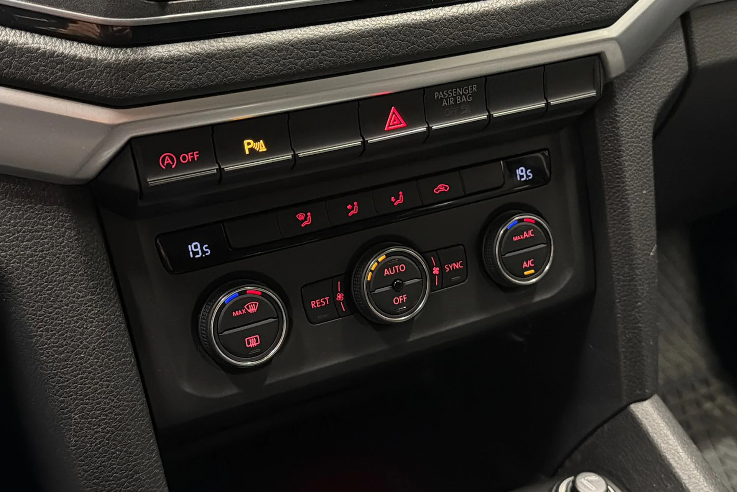 Musta Volkswagen Amarok 2019 kuva 26.