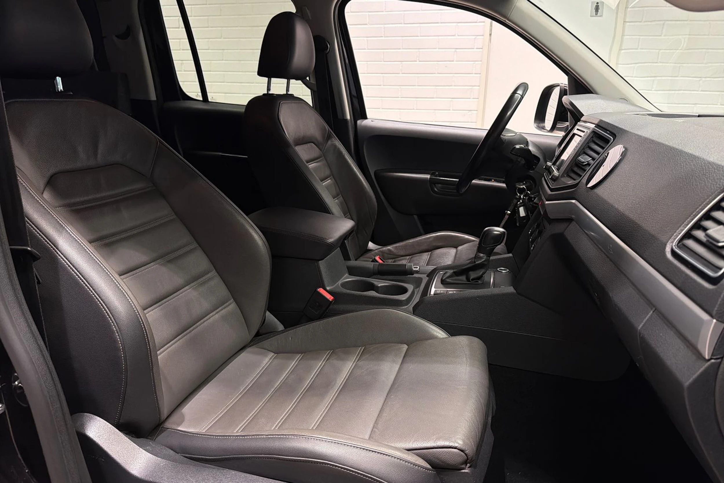 Musta Volkswagen Amarok 2019 kuva 29.